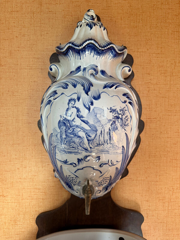 Fontaine murale ancienne en faïence – Creil & Montereau – XIXᵉ siècle