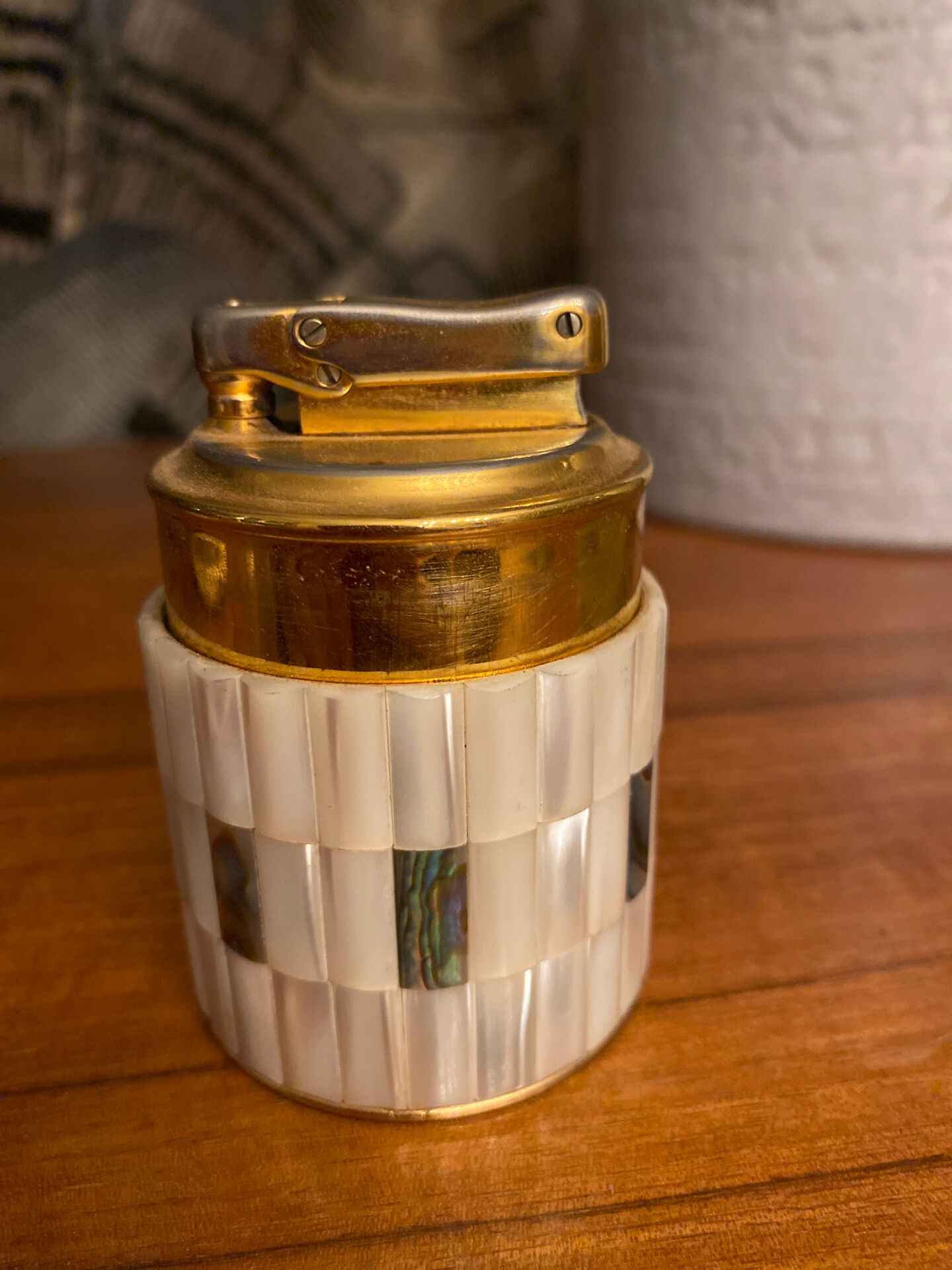 Ashtrays and lighters in onyx marble mother-of-pearl.