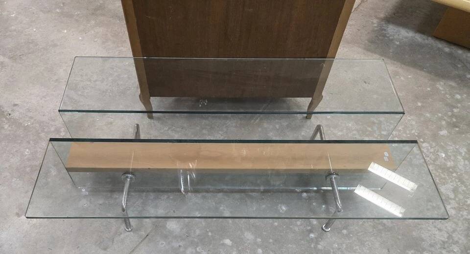 1970s design coffee table, combining transparency and visual lightness.