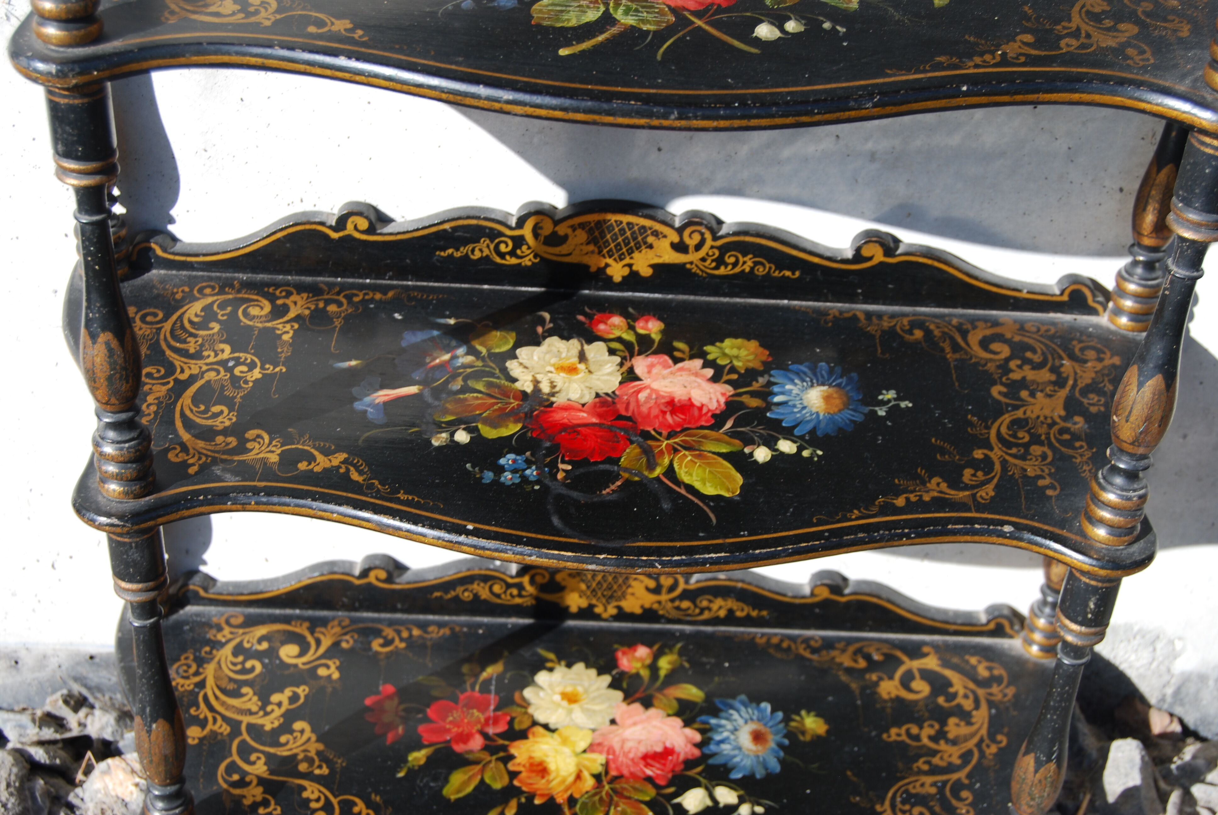 Étagère murale Napoléon III en bois noirci à décor de fleurs.