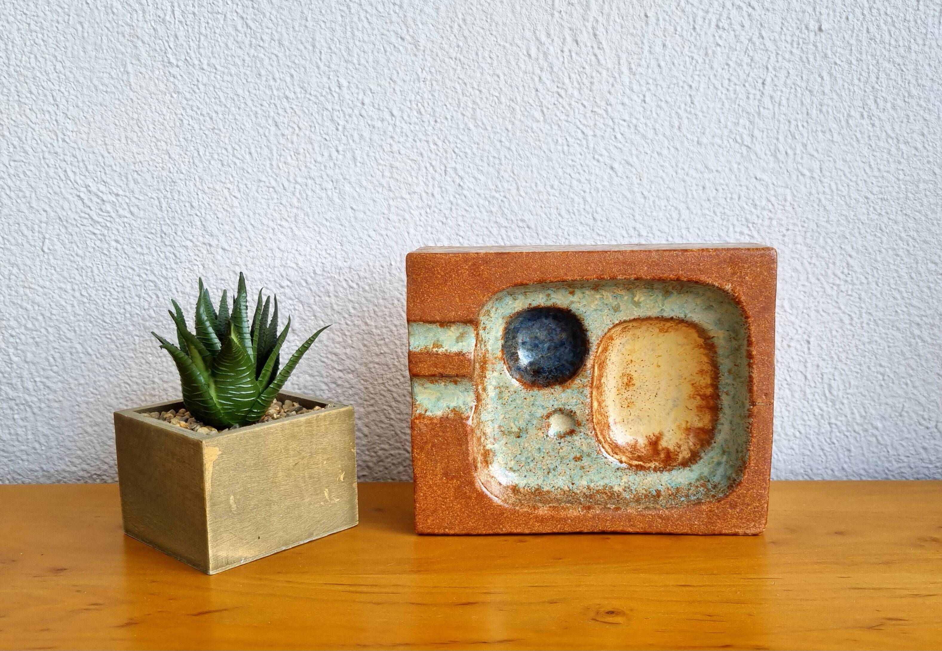 Enamelled stoneware pocket tray
