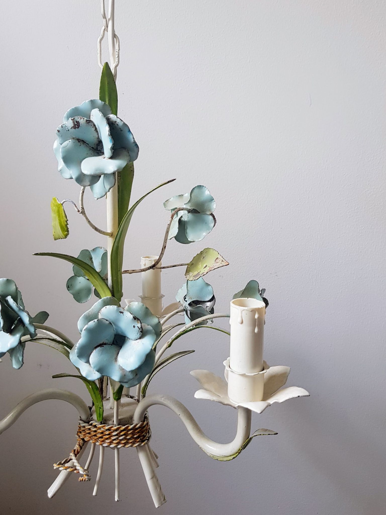 Lustre tole vintage avec roses bleu clair années 1960