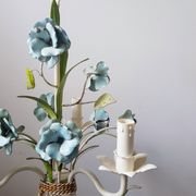 Lustre tole vintage avec roses bleu clair années 1960