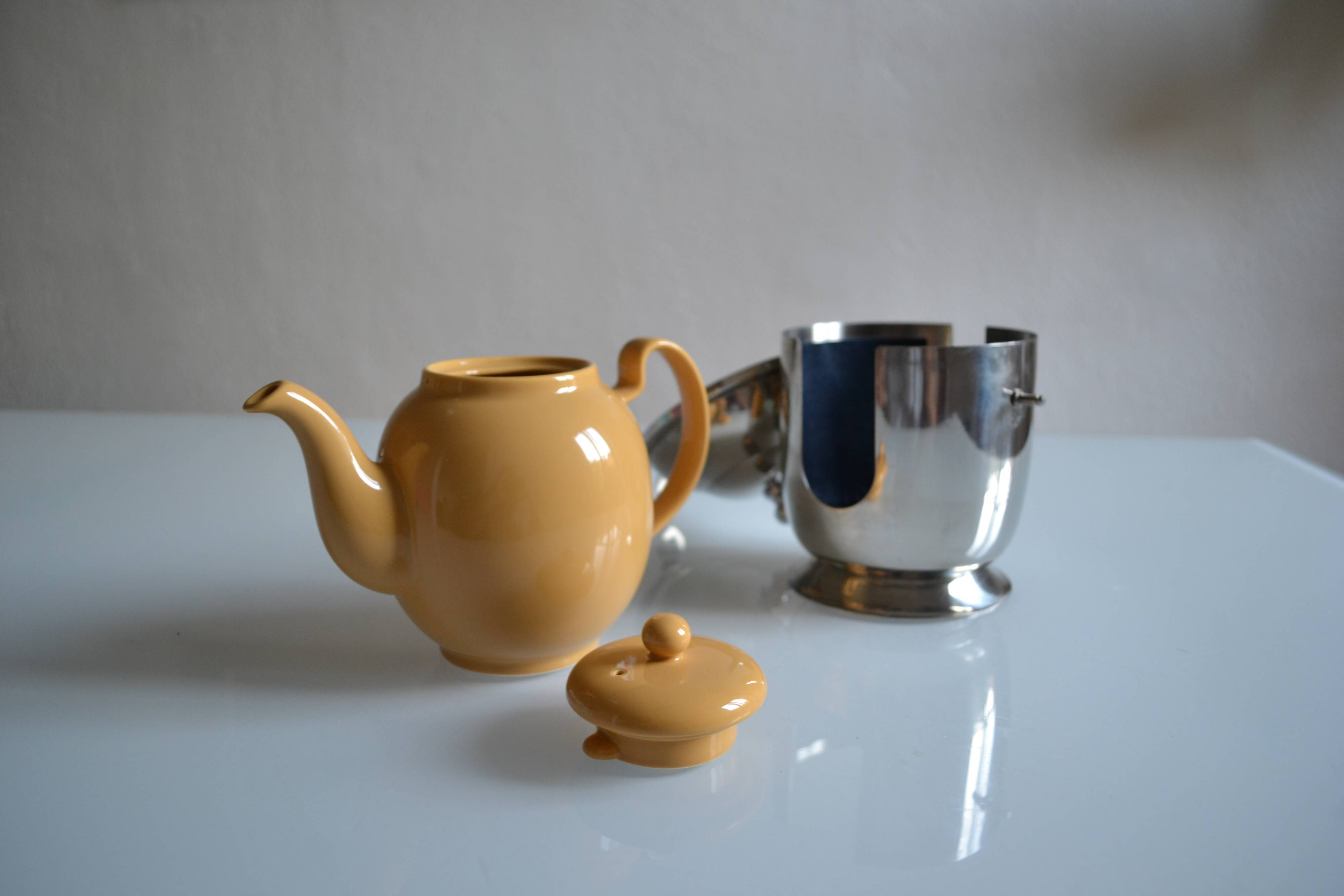 Insulated ceramic teapot with metal and felt 0.5 liters