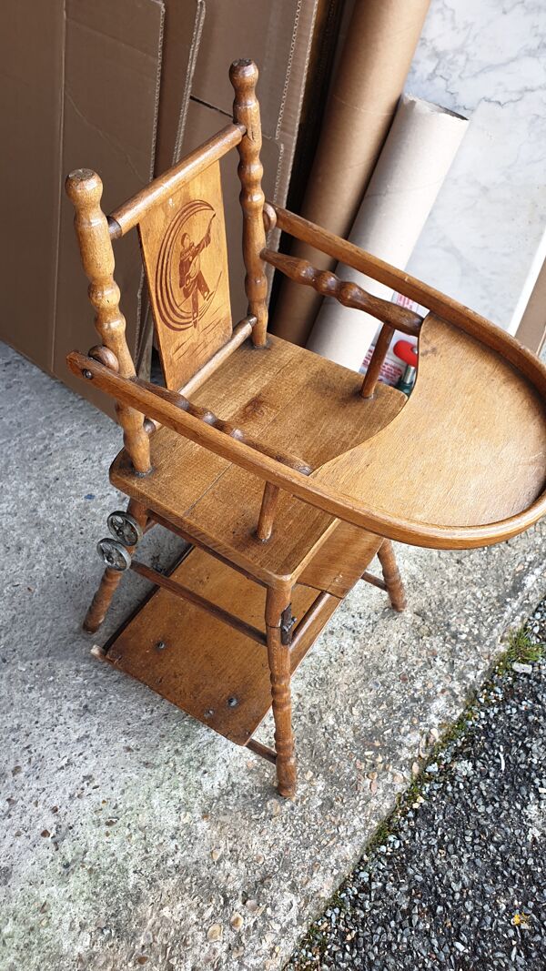 Chaise haute poupée vintage