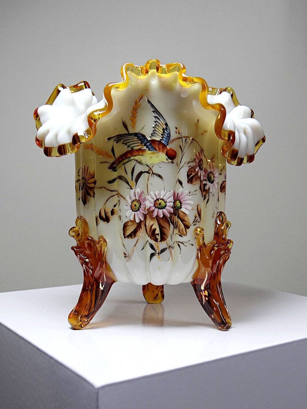 Vase tripode de style victorien en opaline émaillée, XIXe-XXe s.