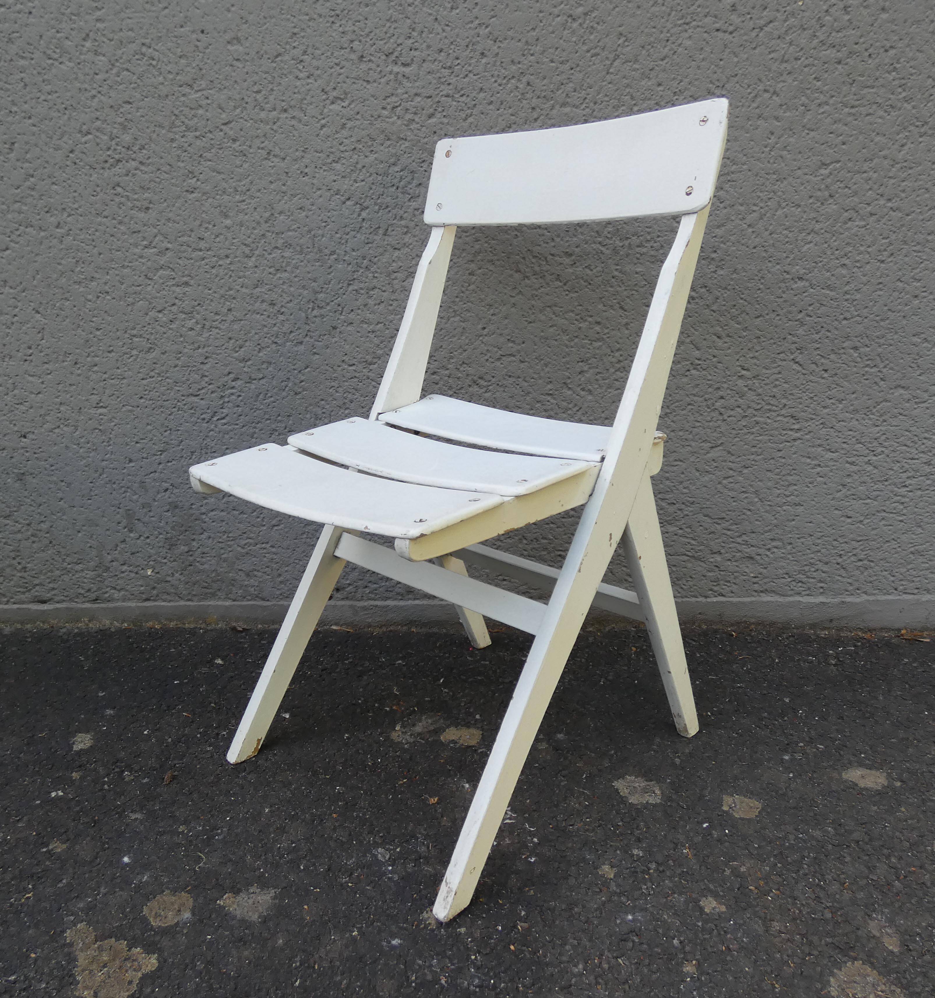 Scandinavian desk with compass legs for children