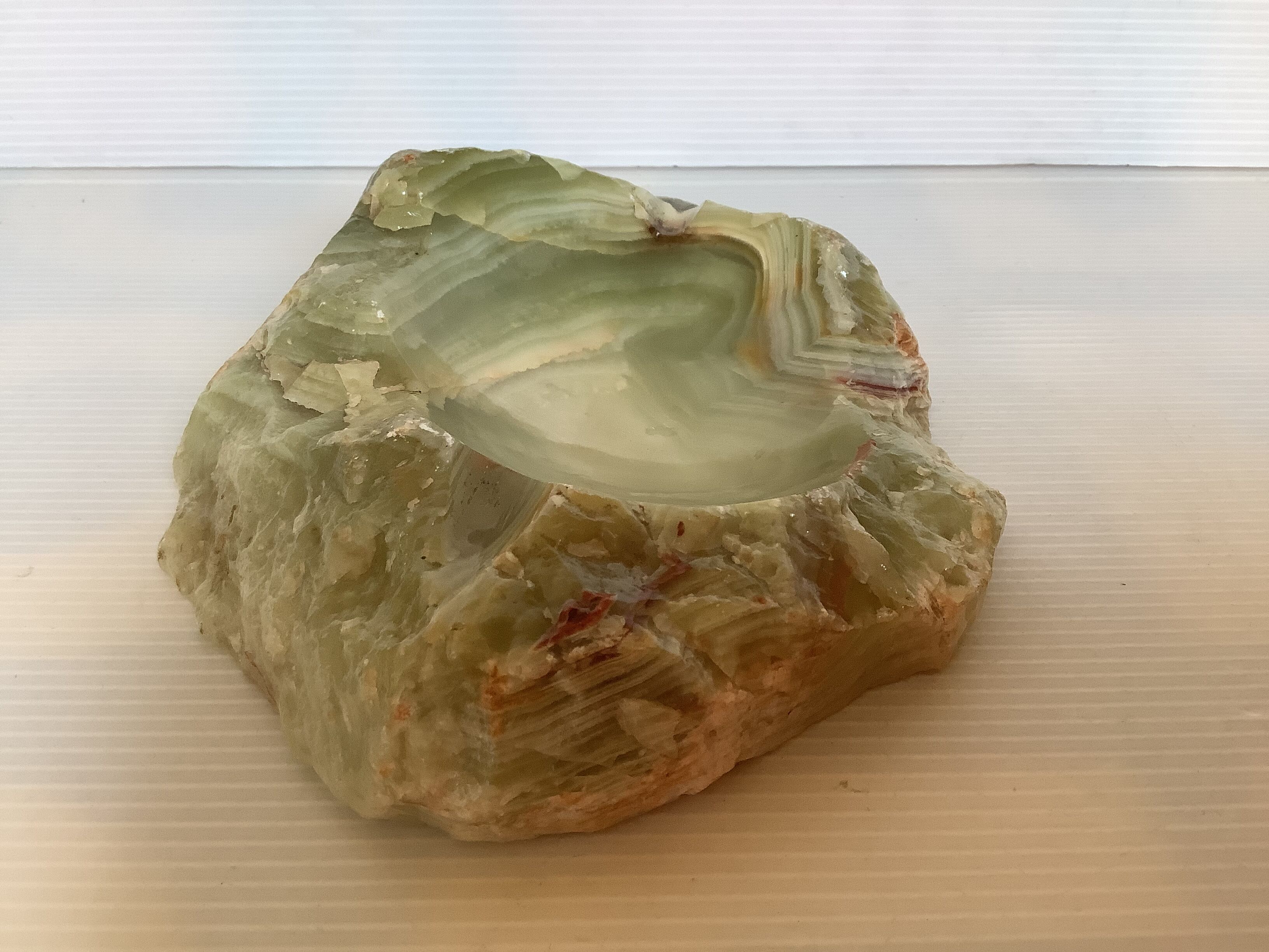 Empty pocket varnished onyx ashtray