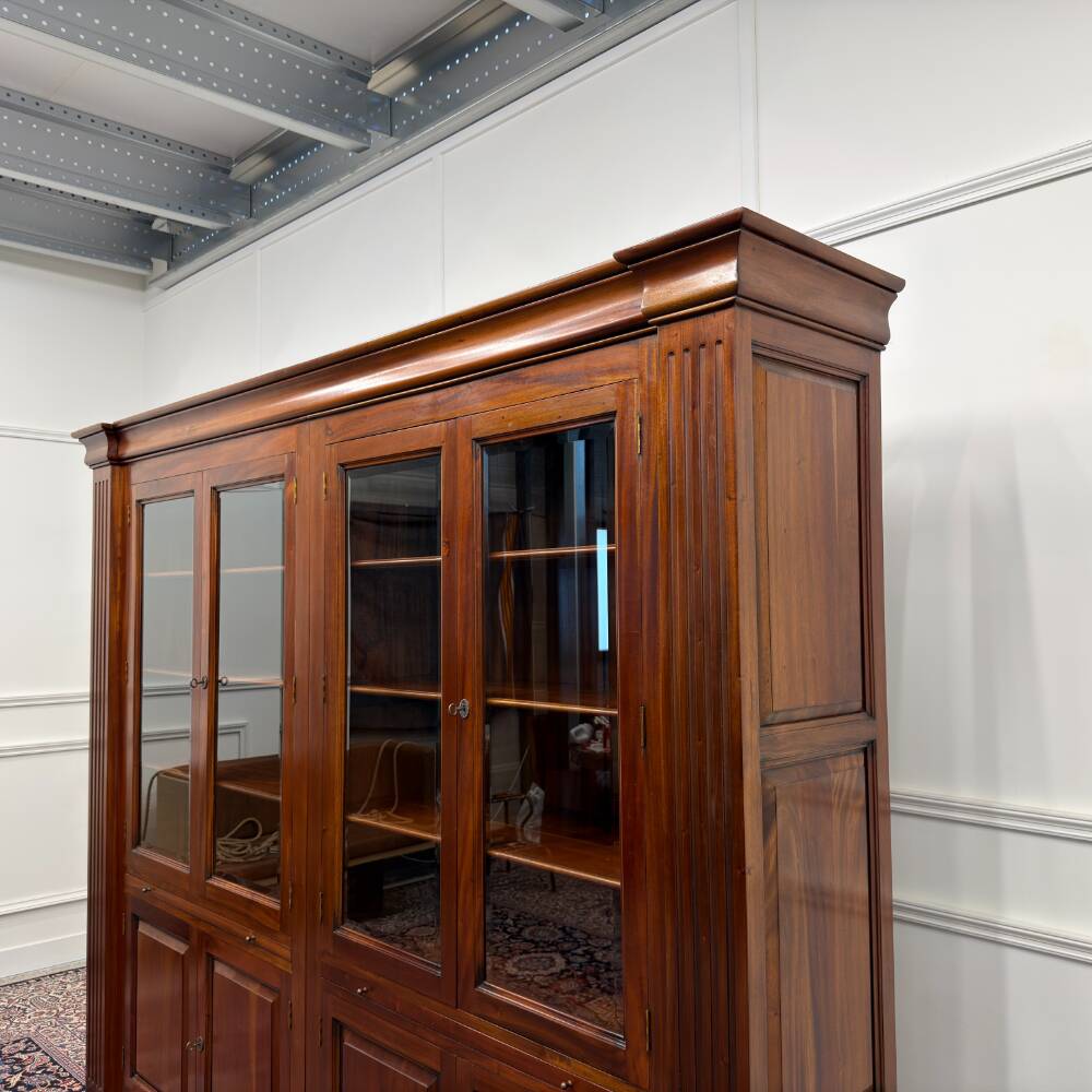 Bibliothèque anglaise classique avec colonnes