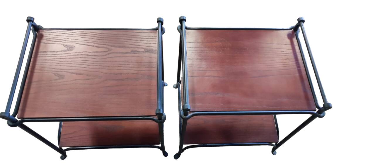Paire de tables de chevet en fer forgé et bois
