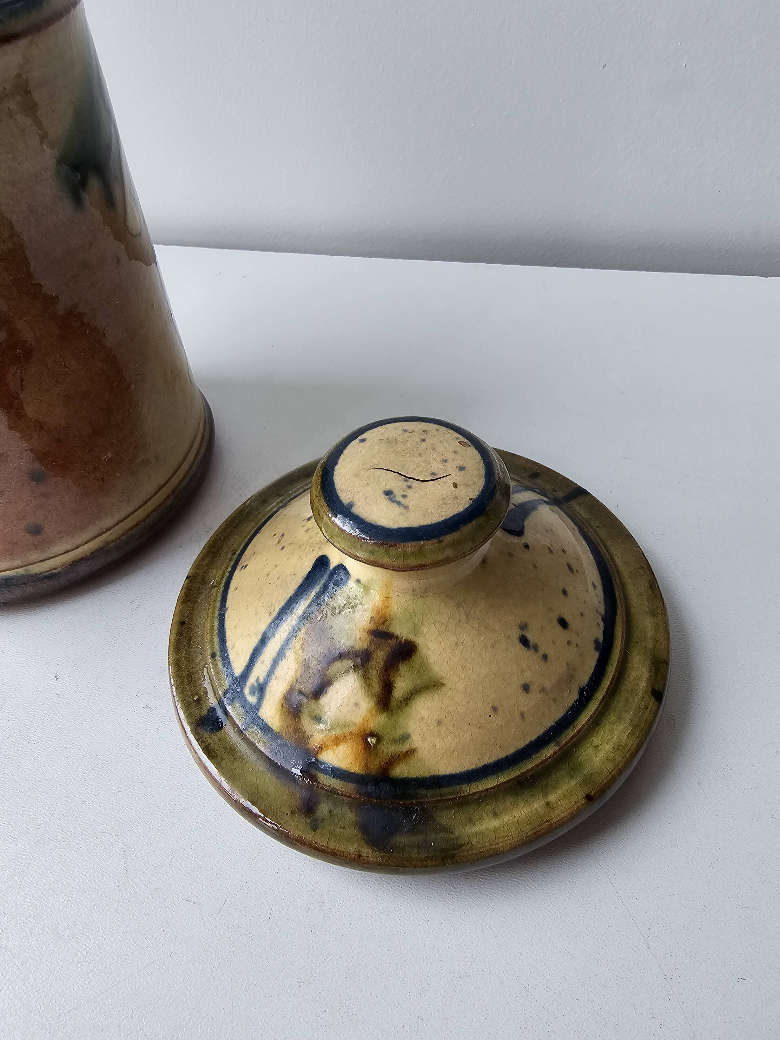 Covered stoneware ceramic pot - Signed Monogram BV (signature to be identified)