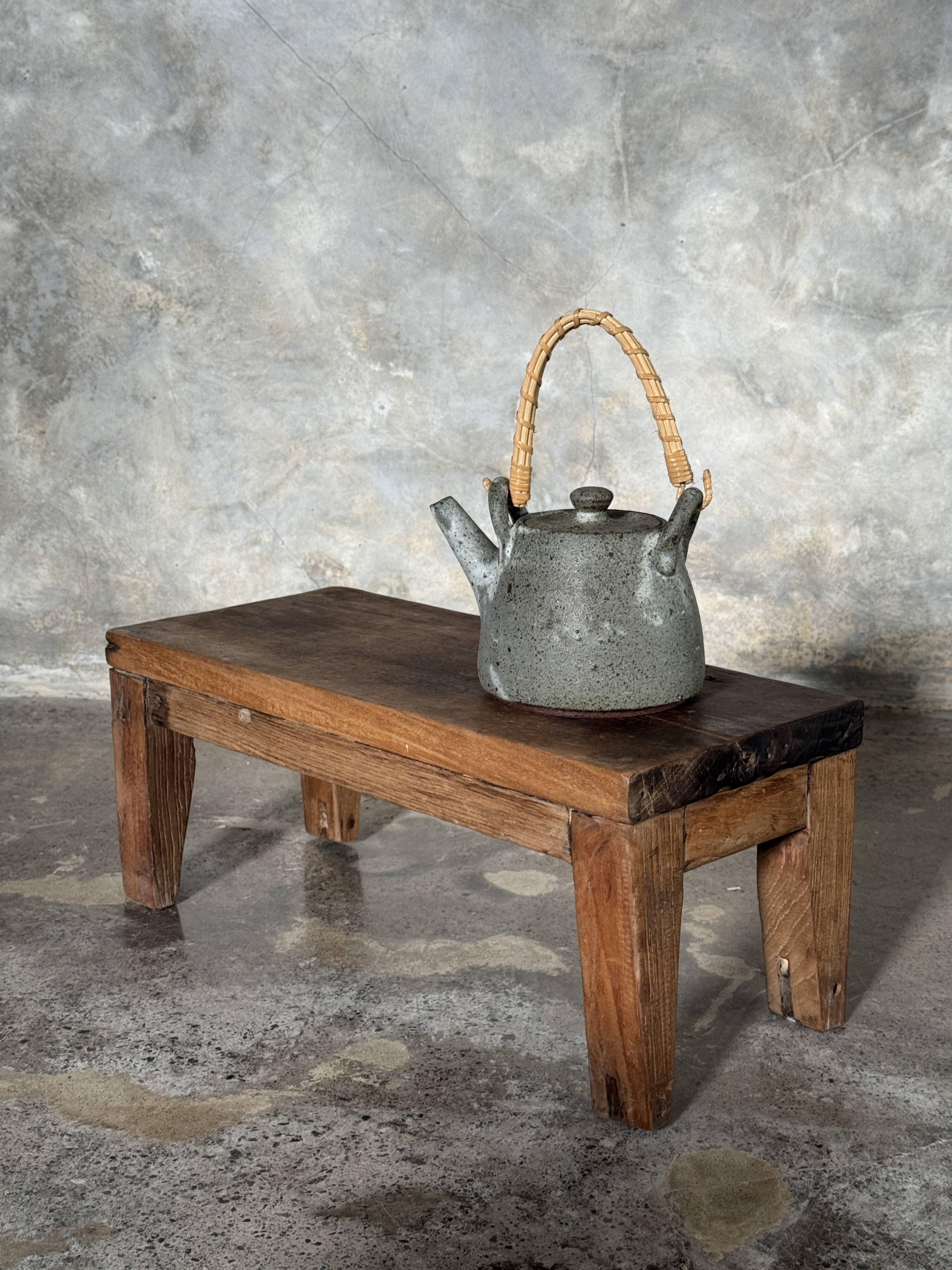 Petit banc en teck ancien rectangulaire quadripode d'Indonésie H20 L45