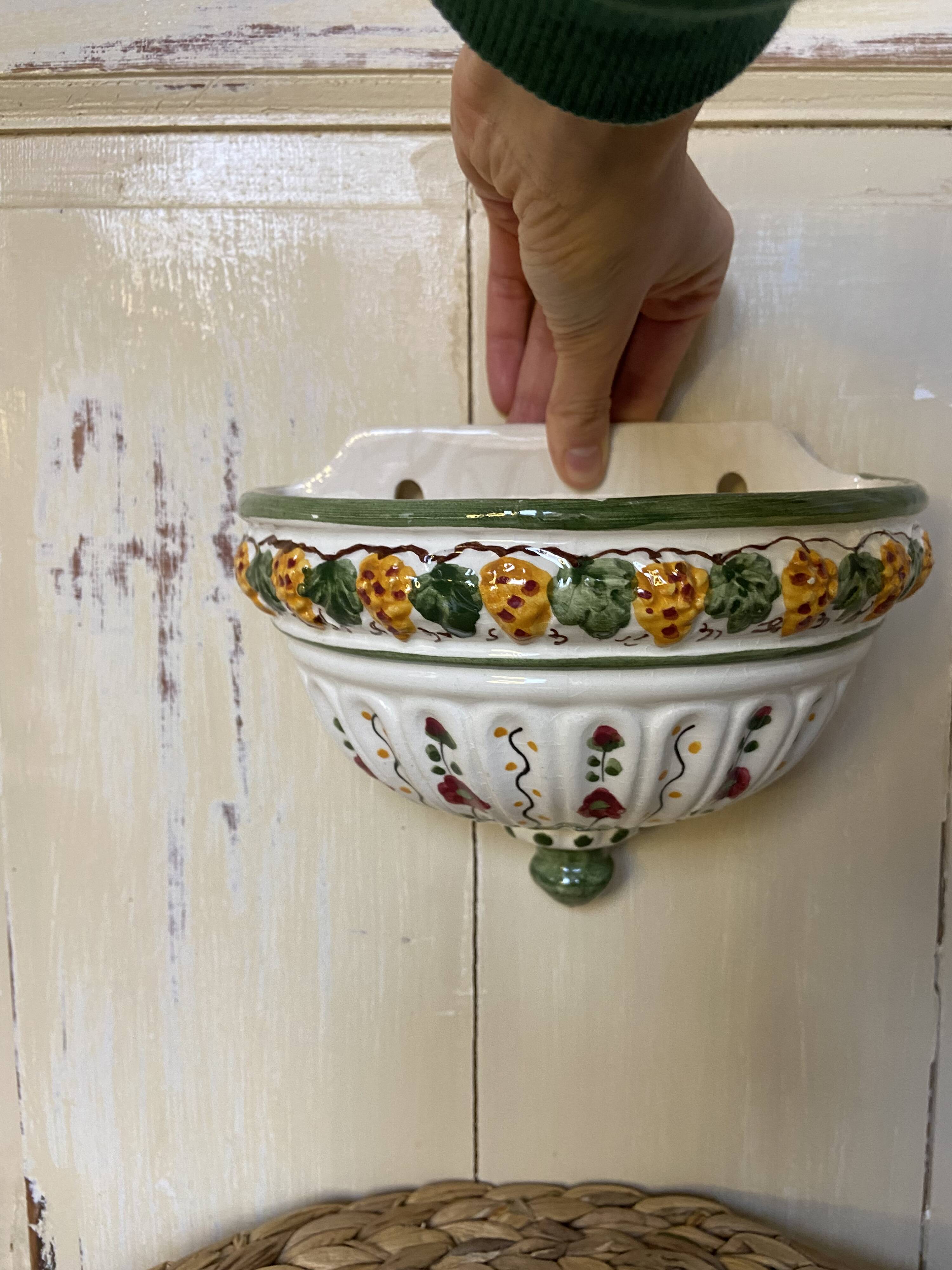 Wall hanging flower pot