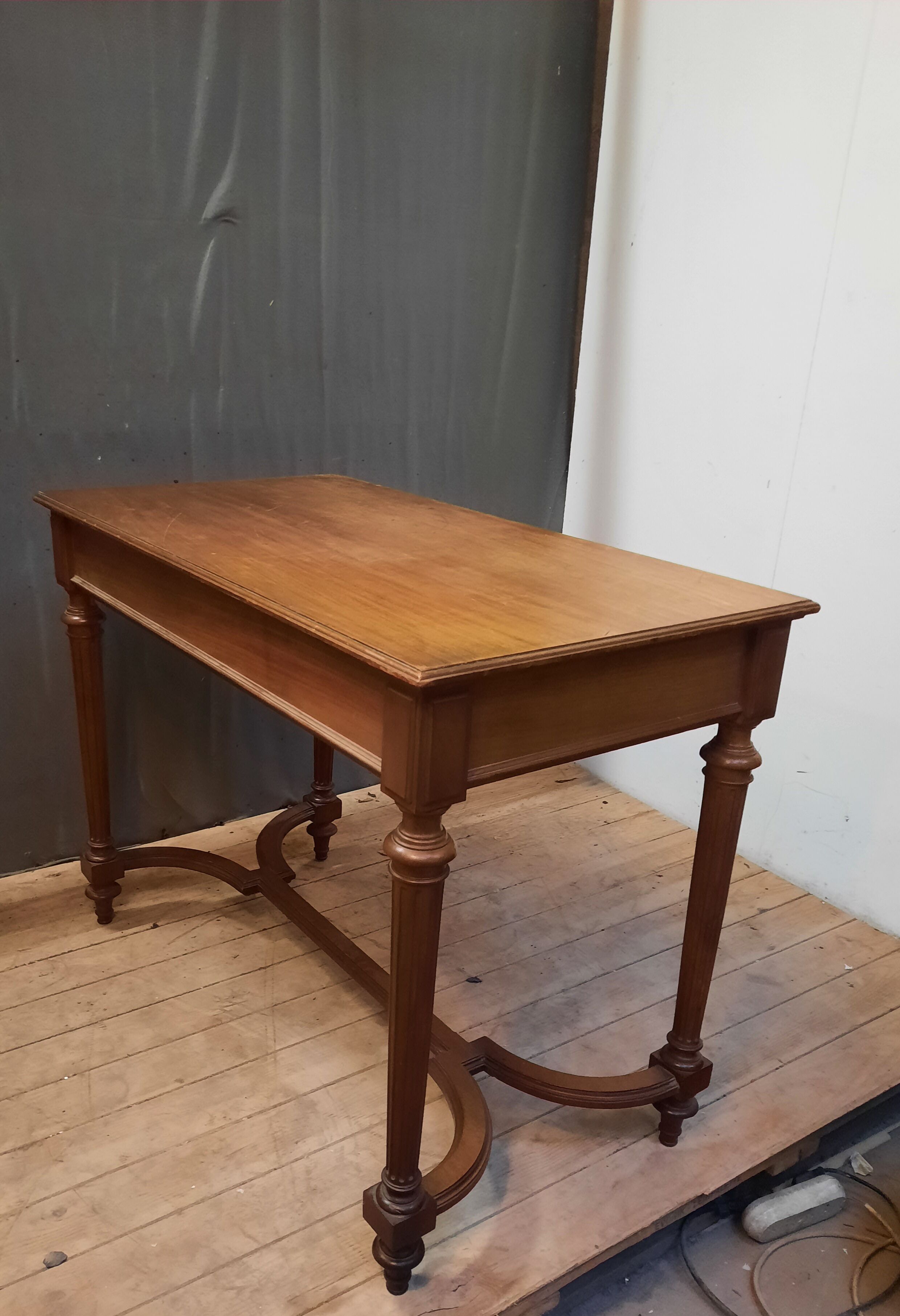 Flat walnut burreau louis XVI style