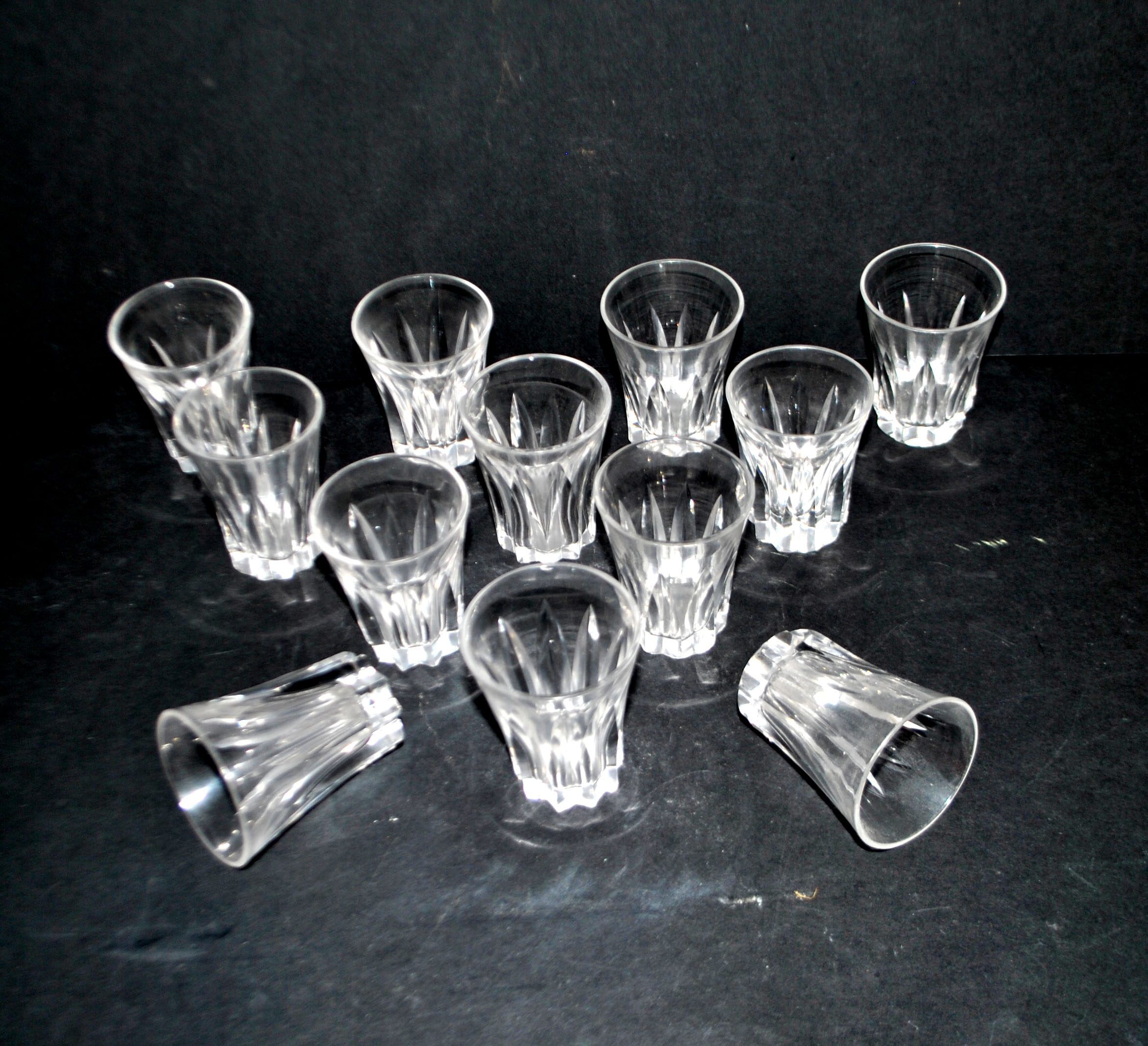Baccarat set of 12 Art Deco cut crystal liqueur glasses star cave cabaret