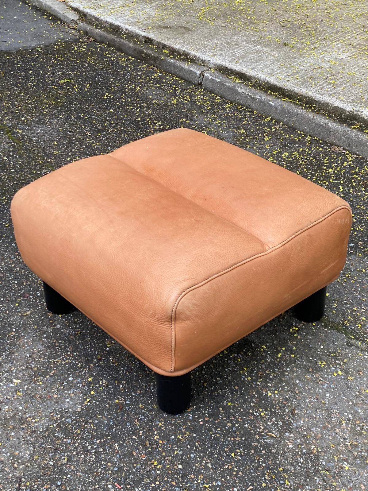 Scandinavian pouf design in brown leather, made in Switzerland by De Sede.