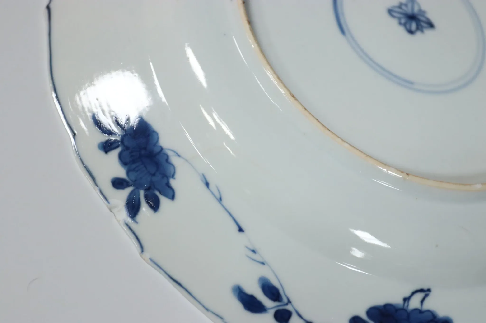 Chinese lobed dish with peony tree and fence – Kangxi, c.1700–1720