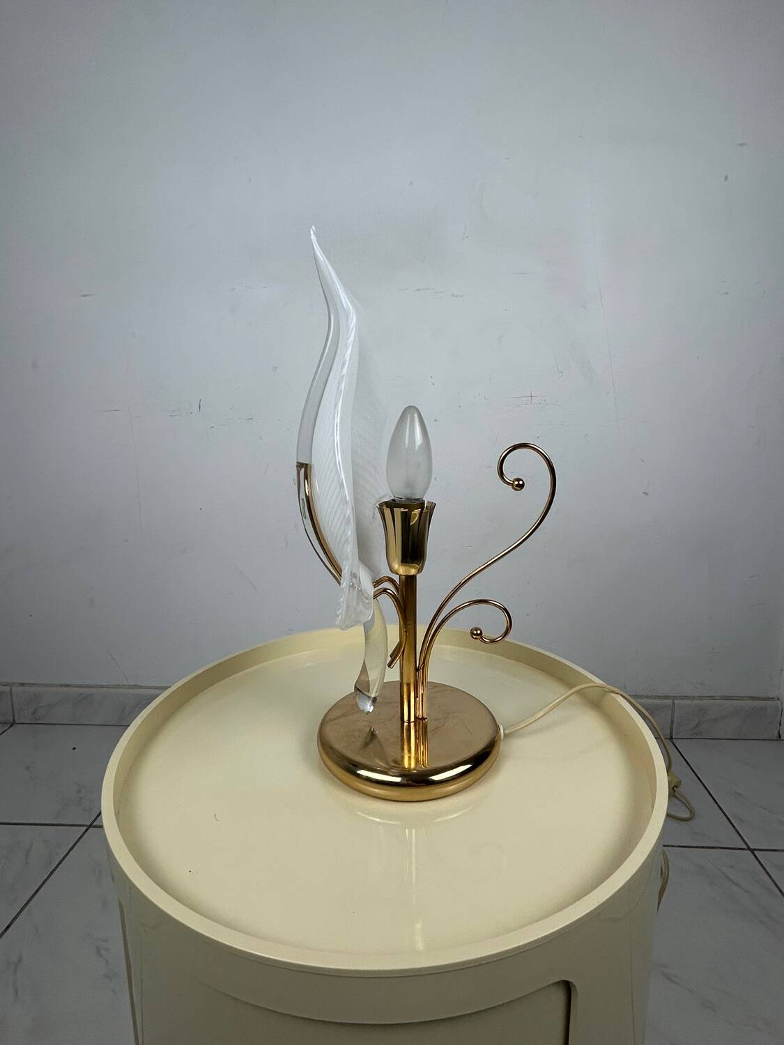 Vintage Hollywood Regency table lamp glass leaf