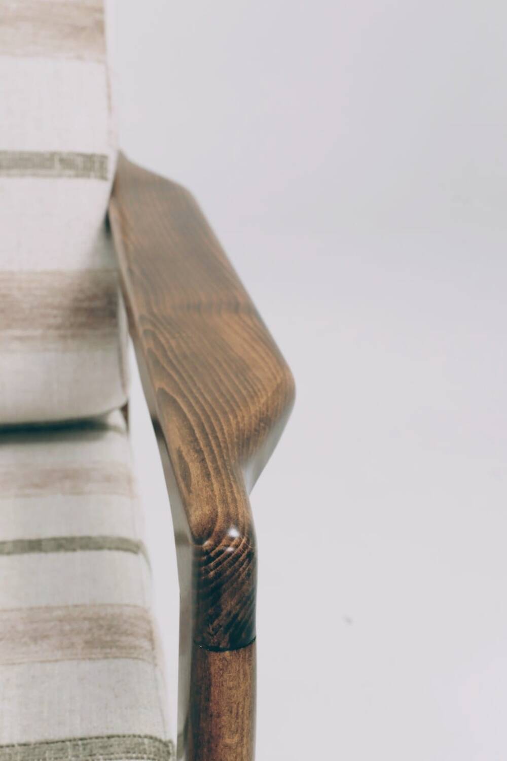 Fauteuil vintage avec coussins en tissu naturel rayé