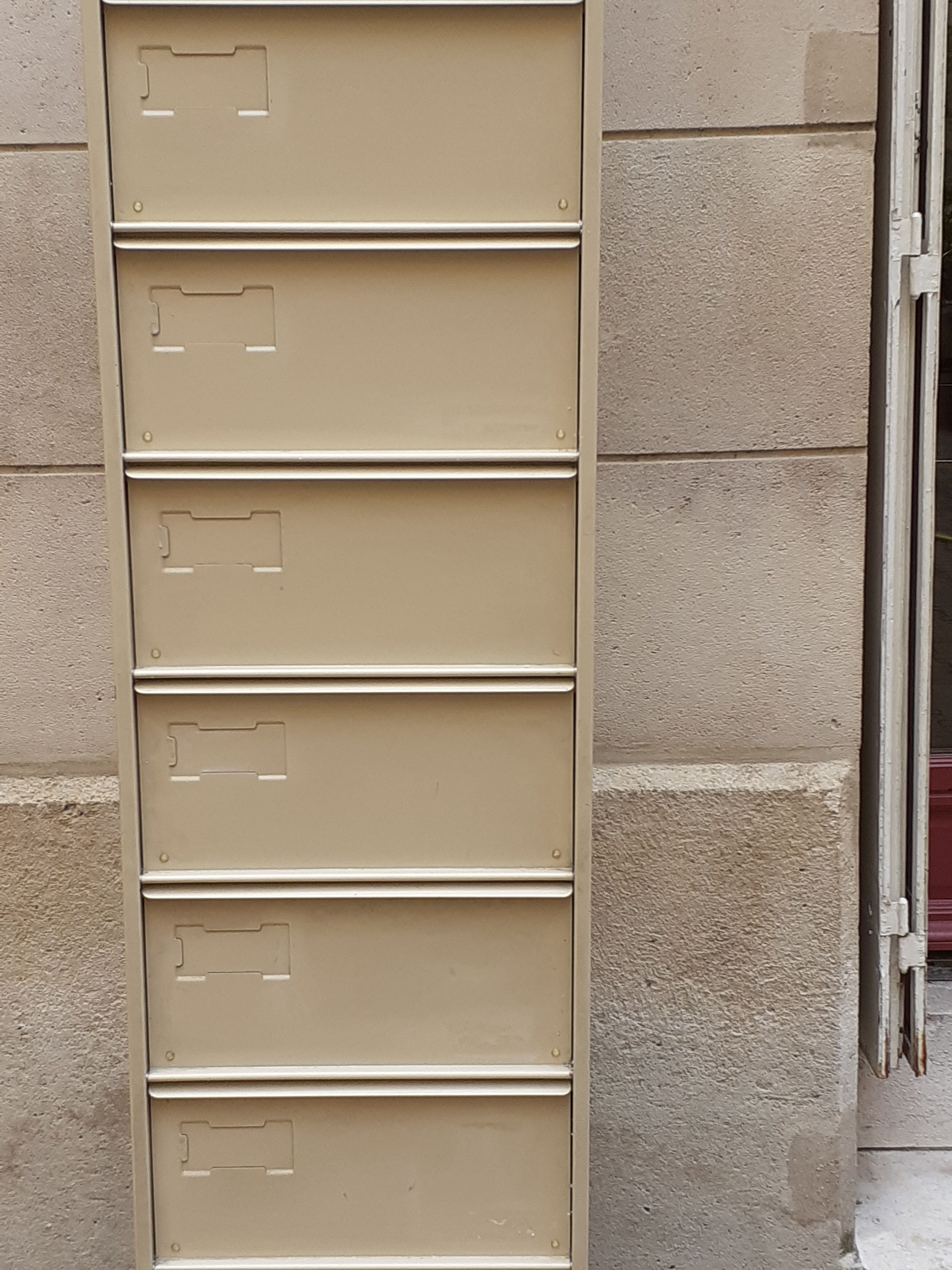 Metal locker 10 valves