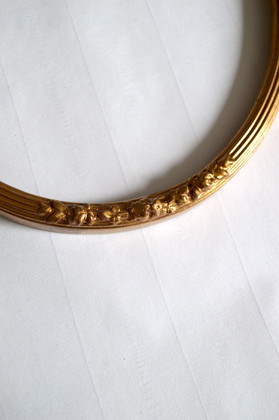 Oval gilded wooden frame