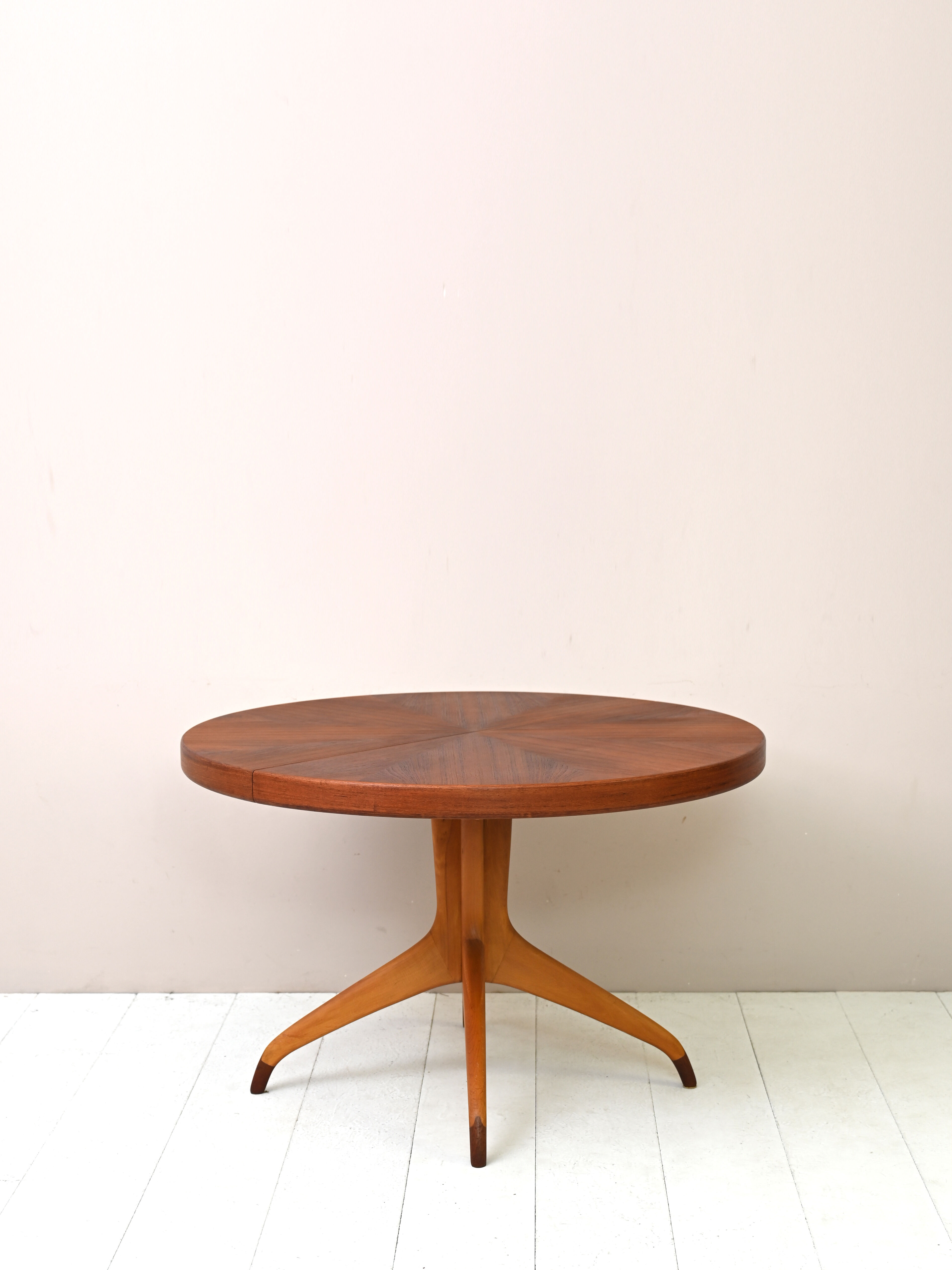 Scandinavian extending table by David Rosen