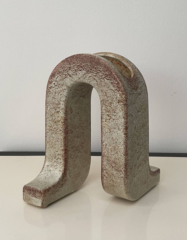 Vase original et sculptural en céramique émaillée, design de roberto rigon