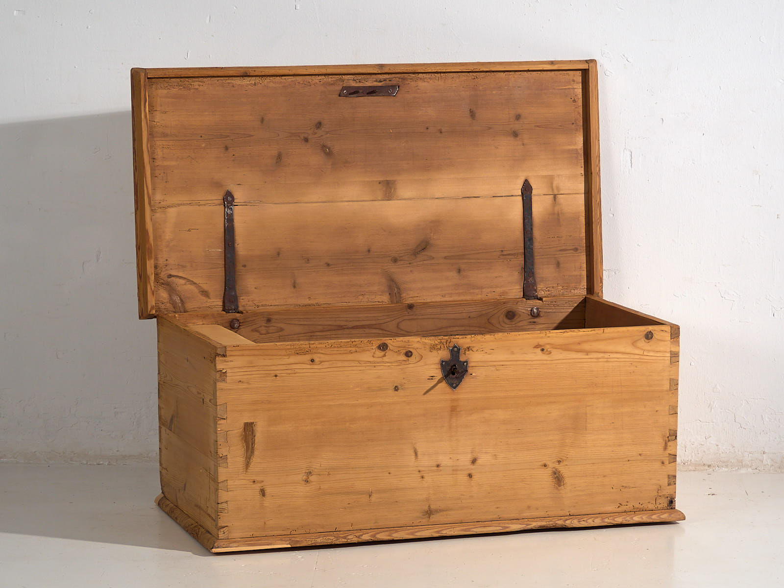 Antique storage trunk (c.1920)