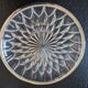 Grand plat en verre moulé et monture en métal argenté