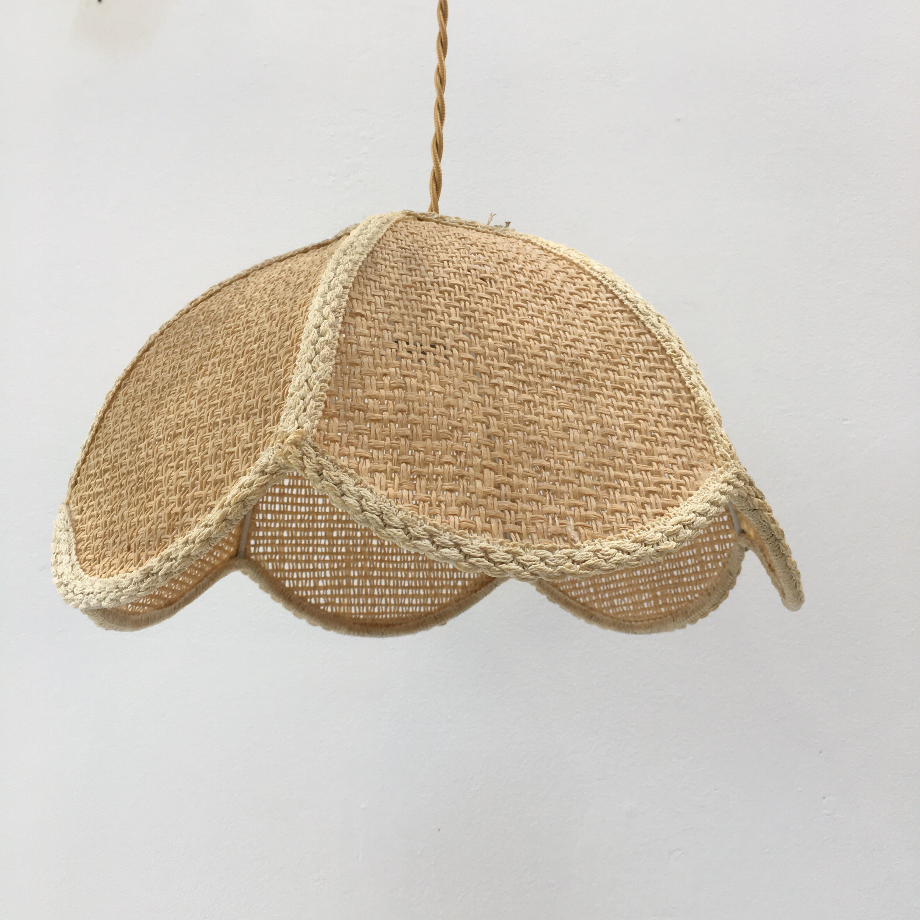 Vintage suspension in natural fibers