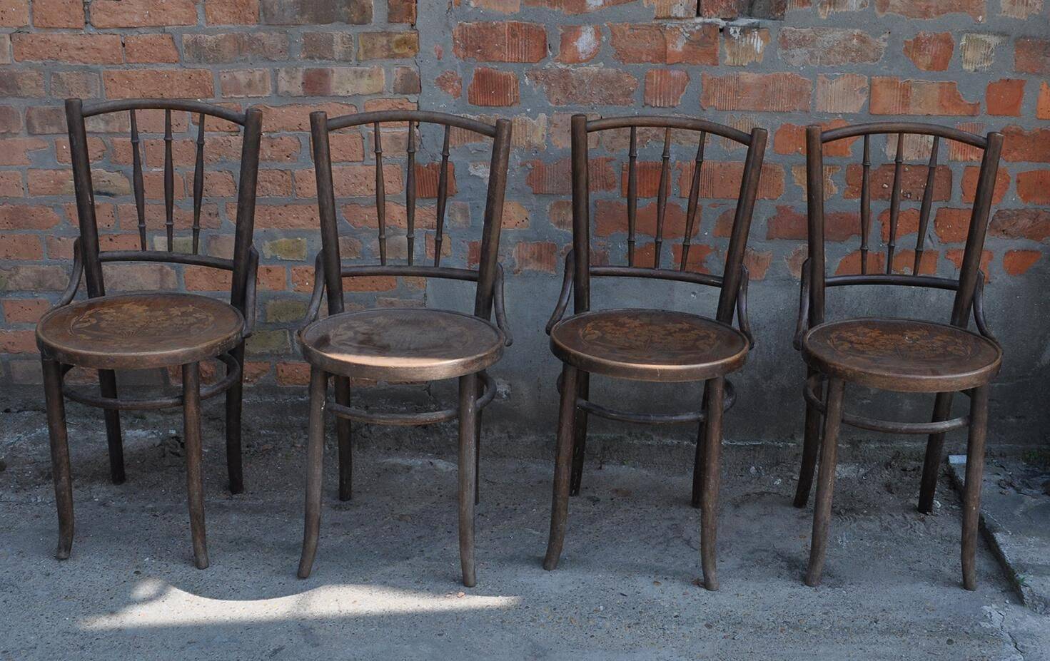 Set of 4 Thonet chairs in brown wood, 1930s bistro design, Art Nouveau curved backrest.