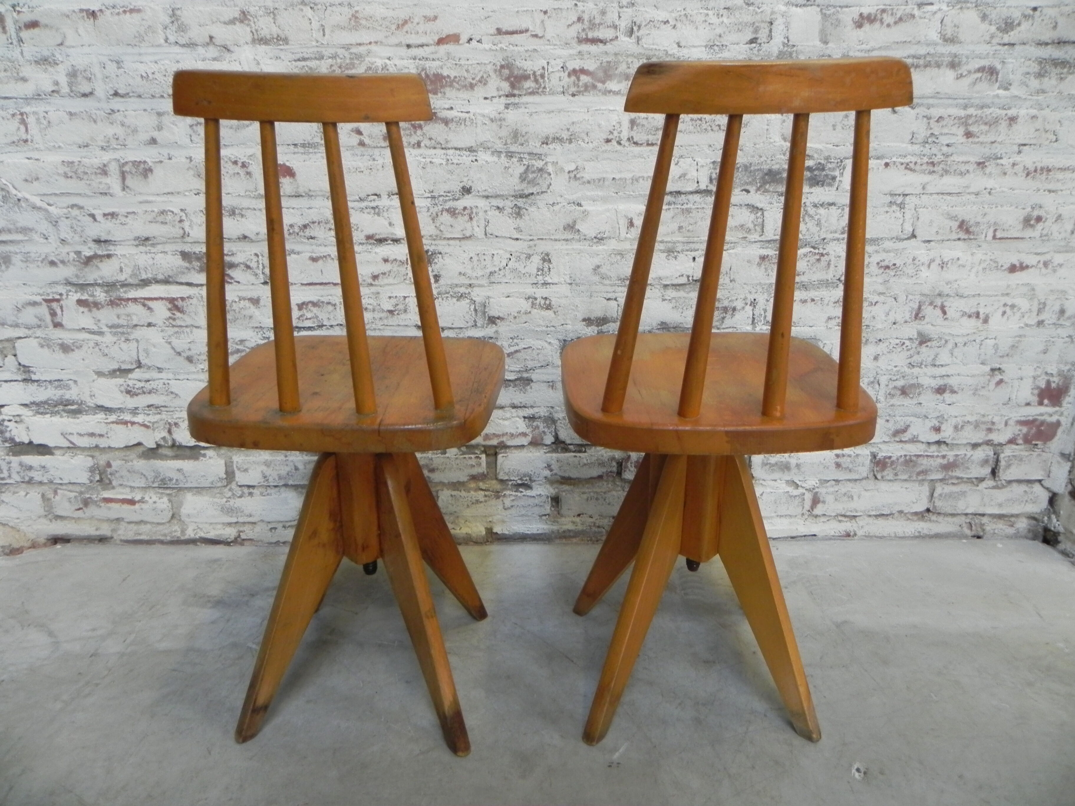 2 chaises en bois studio