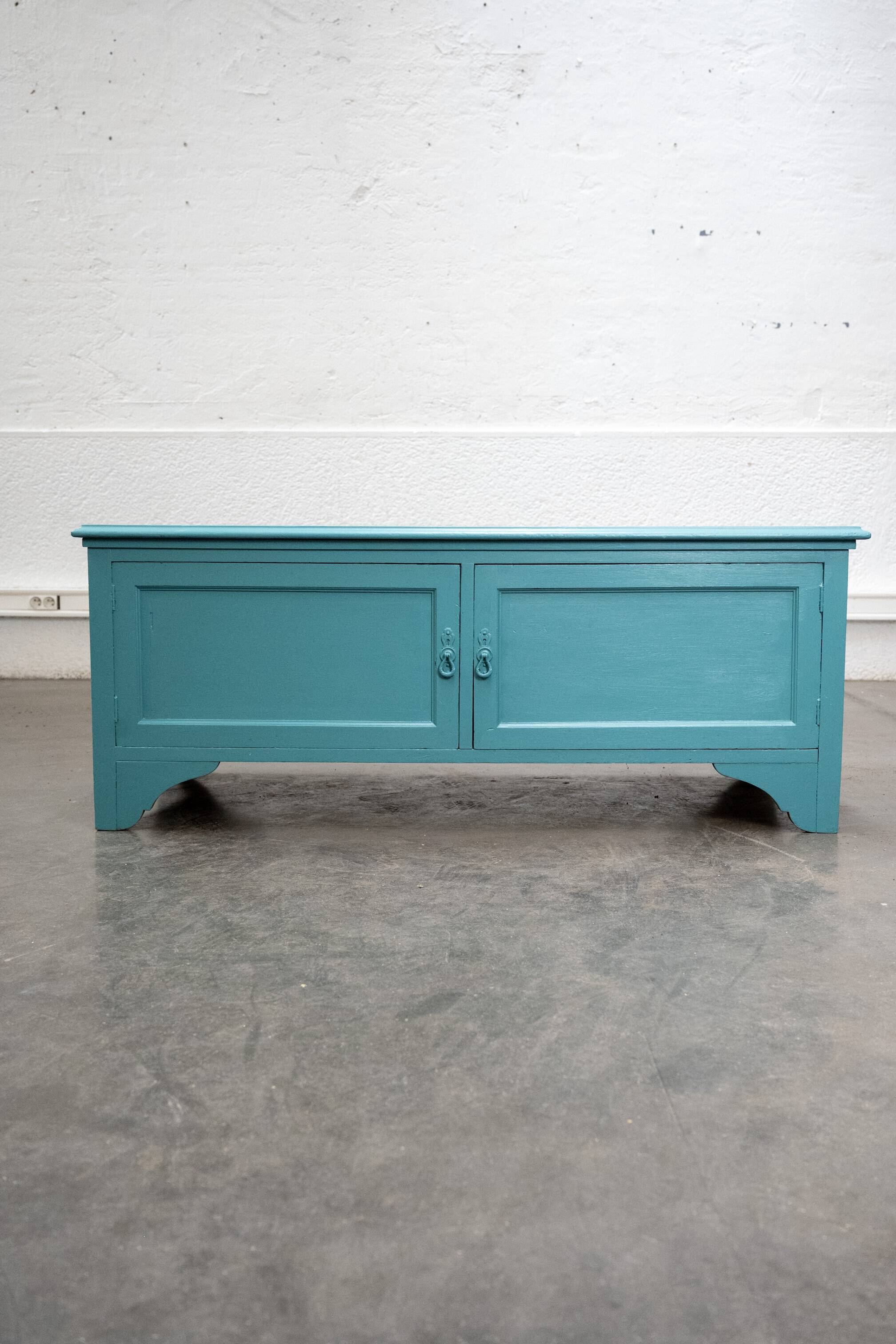 Meuble bas en bois peint