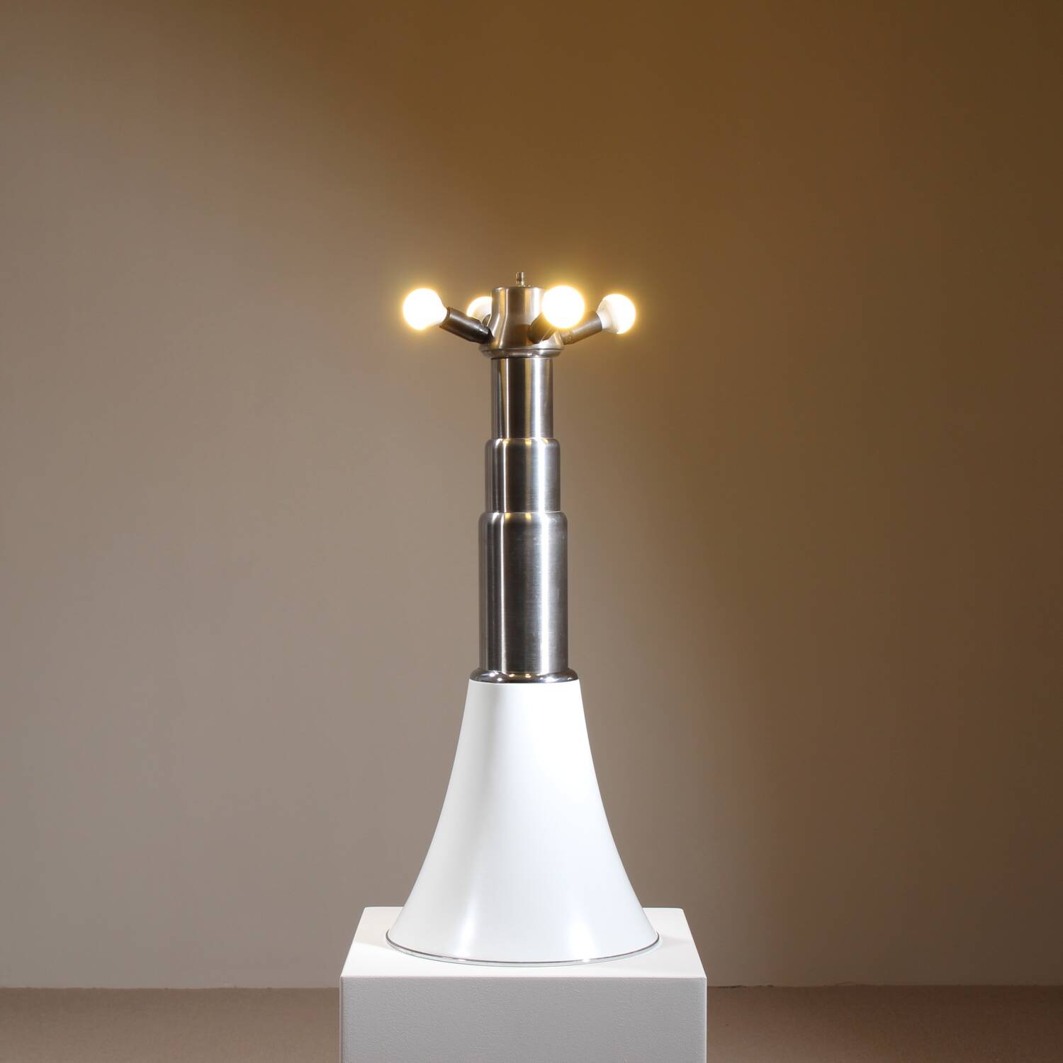 Lampe 'Pipistrello 620' par Gae Aulenti pour Martinelli Luce, Italie