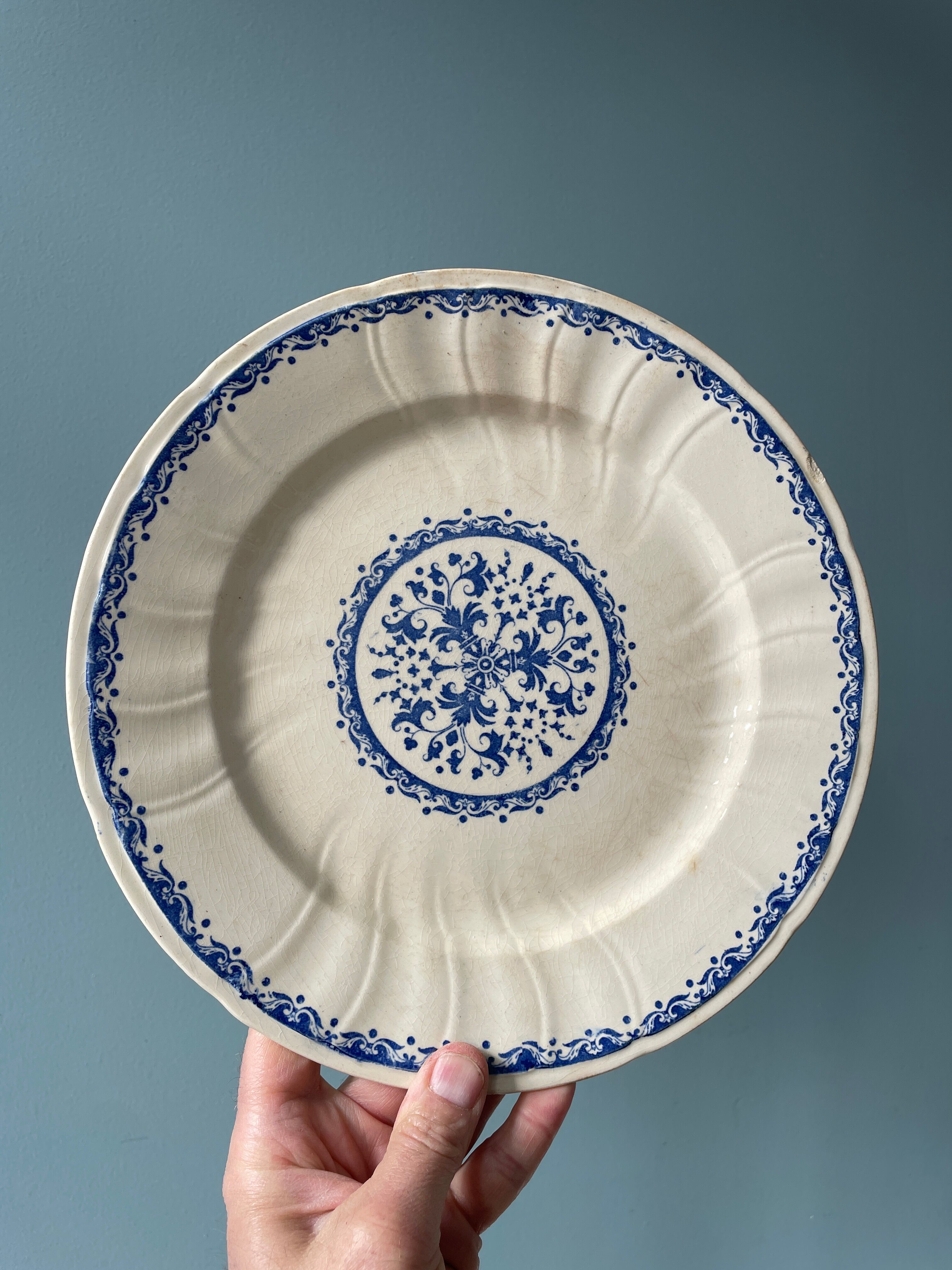 Set of 8 nineteenth century earthenware plates from Gien
