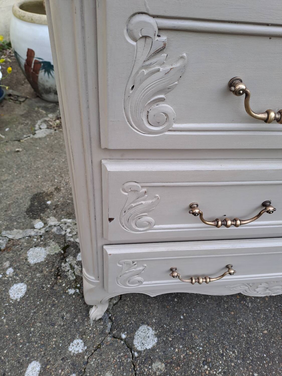 Commode de style louis xv  peinte