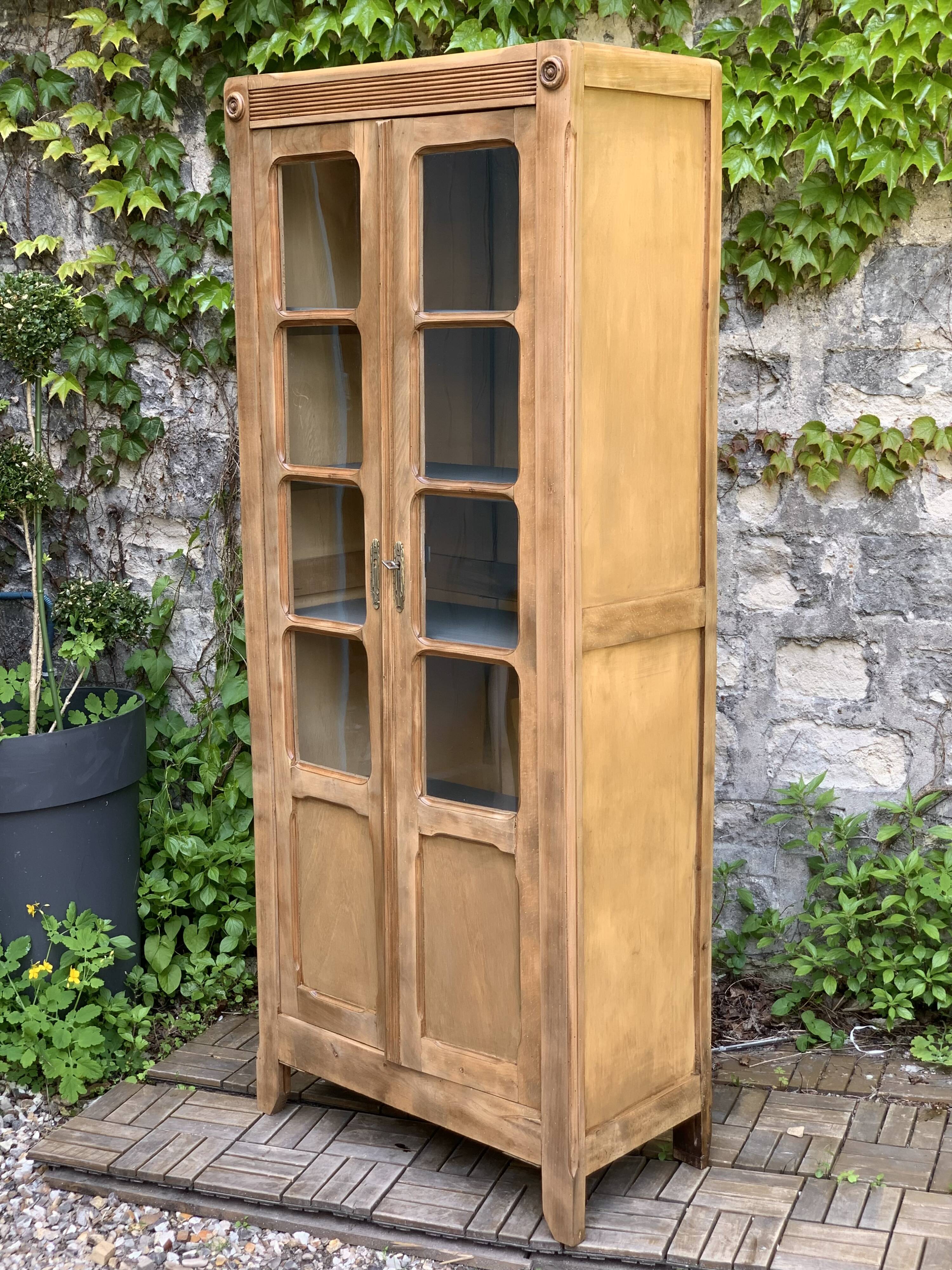 Armoire parisienne vitrée en bois brut, 1940