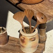 Couvert à salade ou grande cuillère en teck ovale fendue. L18 D8,5