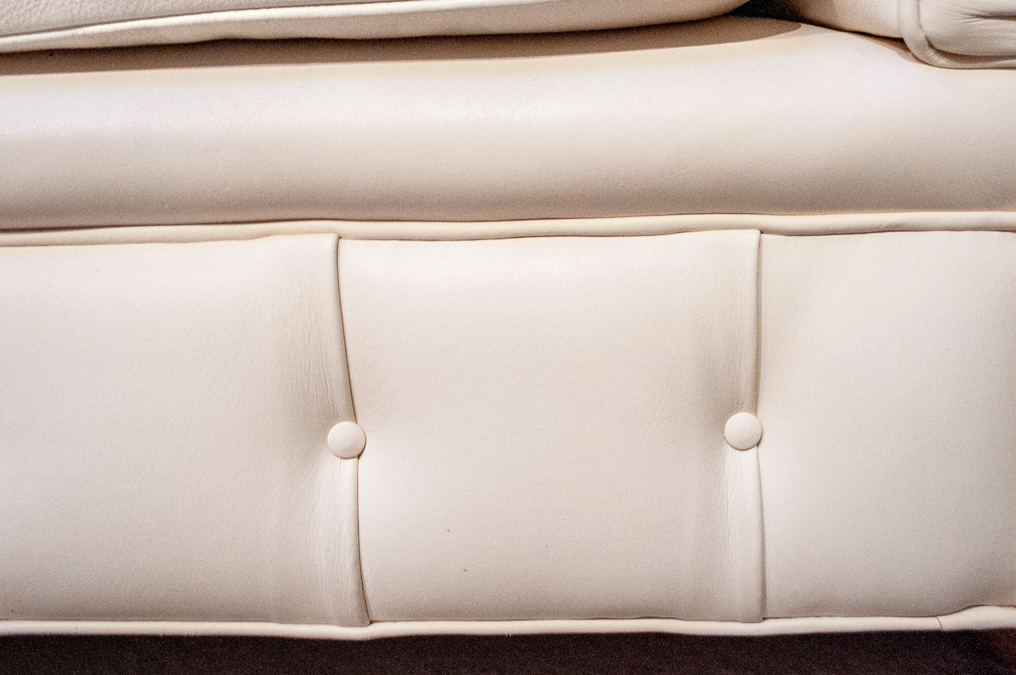 Canapé deux places en cuir Chesterfield par Pavia & Pavia International Design Italia années 1990