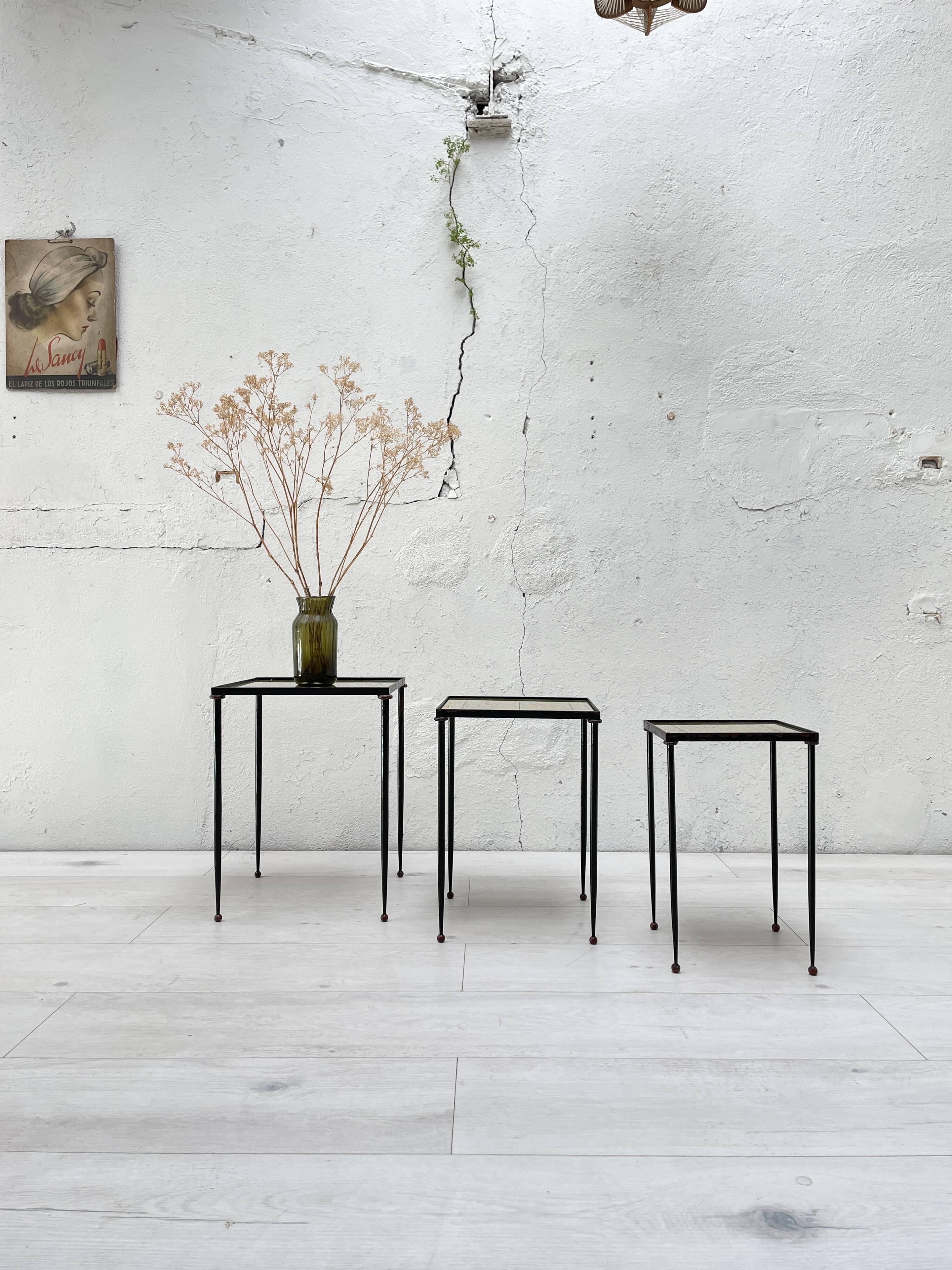 Suite de tables gigognes en métal et verre.