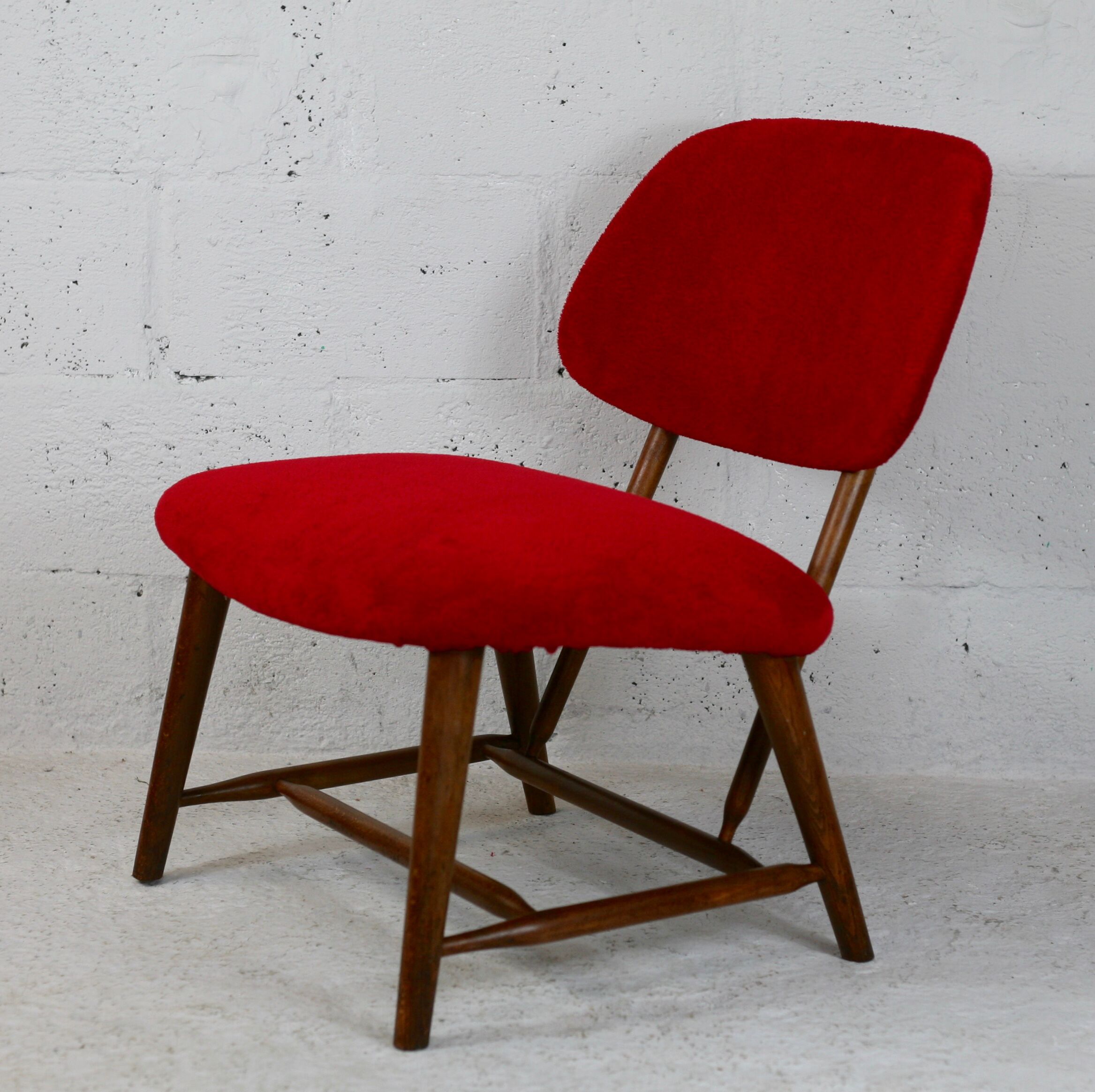 Chauffeuse by Alf Svensson, Model TeVe, published by Ljungs Industrier, Sweden, 1953. Retyped red.