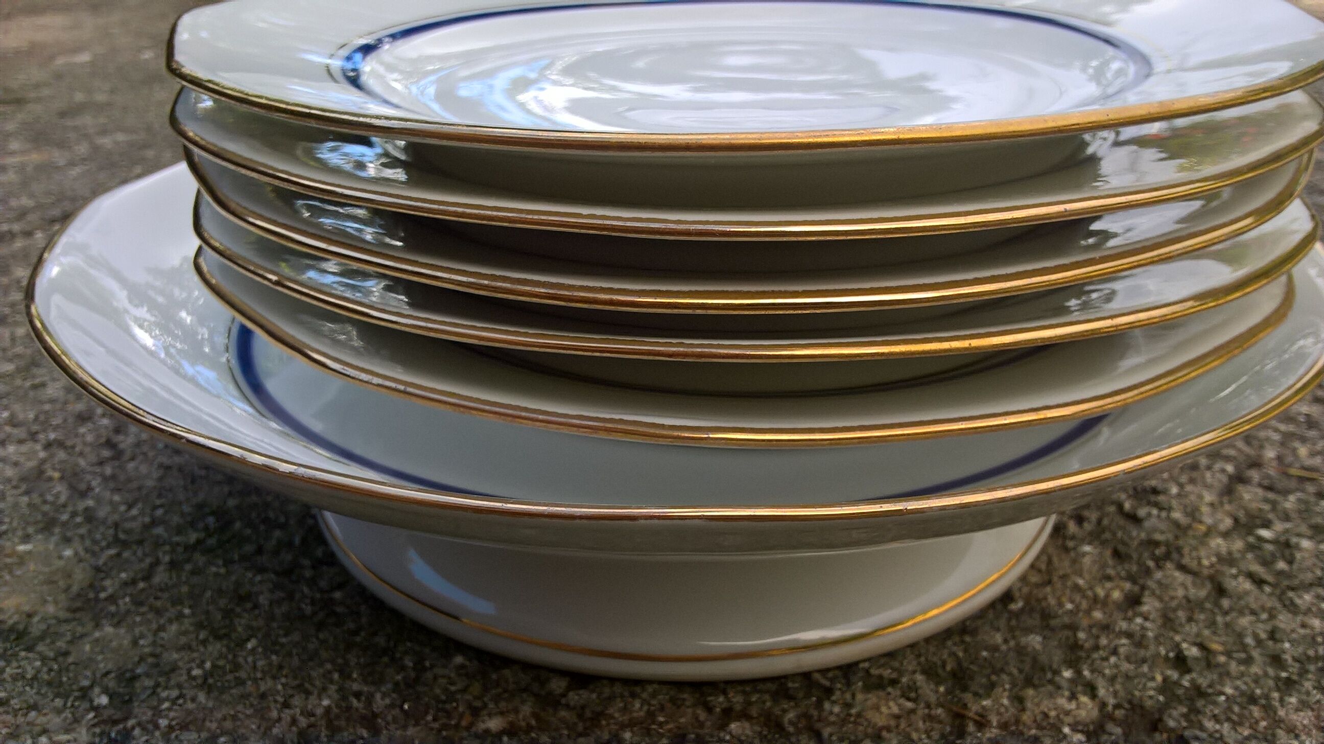 Assiettes et plat à dessert en porcelaine Massé Surget