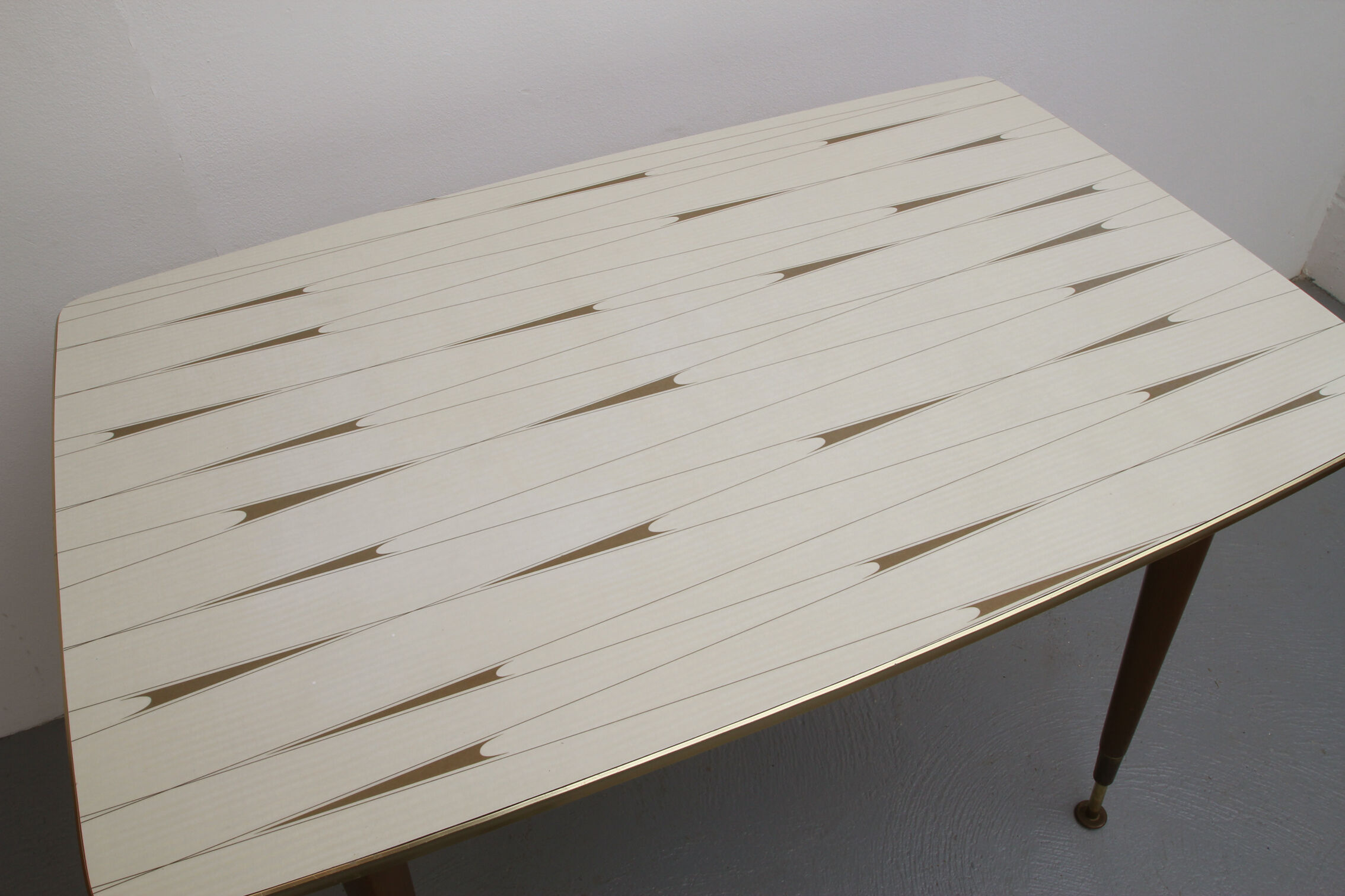 1950s extendible coffeetable in formica