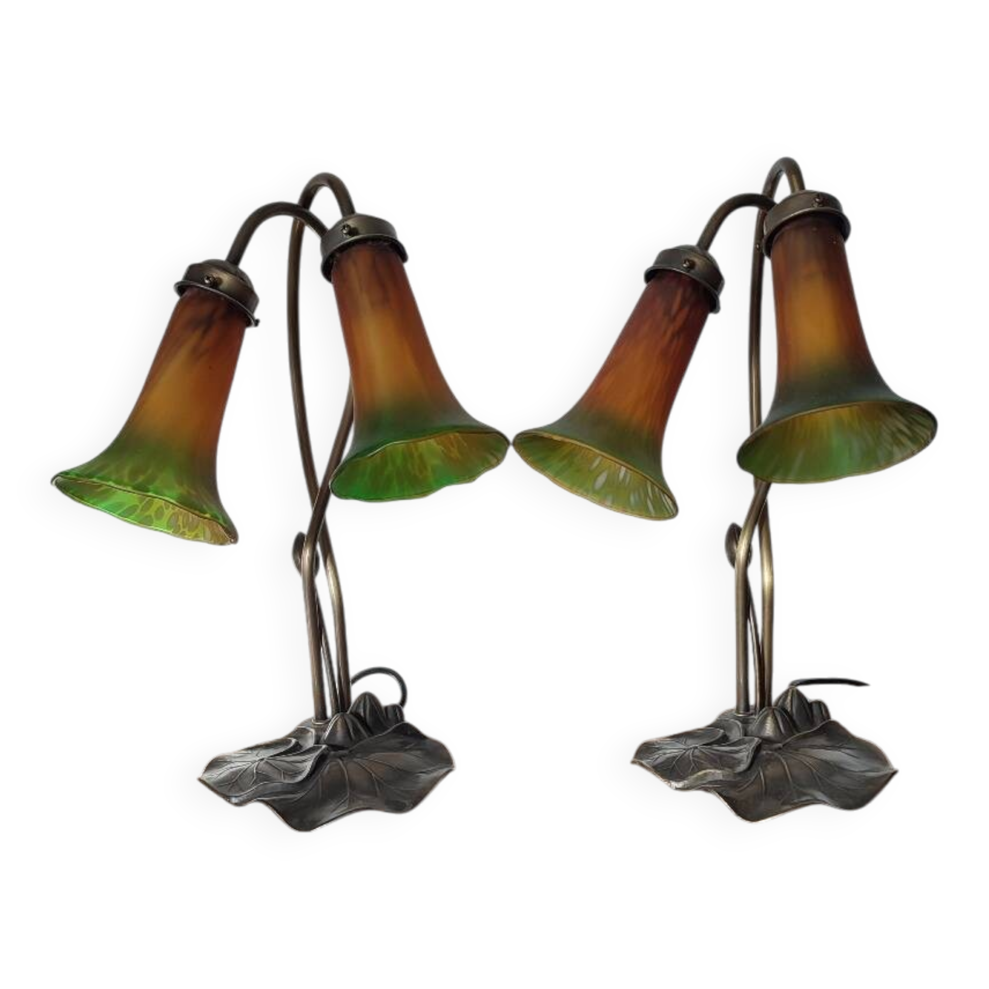Deux lampes nénuphar en laiton et verre