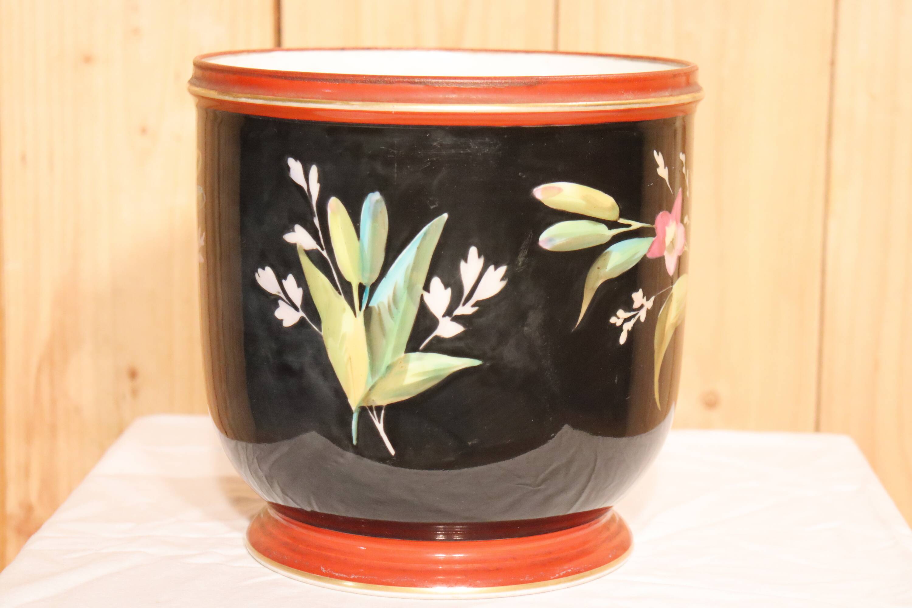 Paris porcelain jardinière decorated with birds and flowers, 19th century