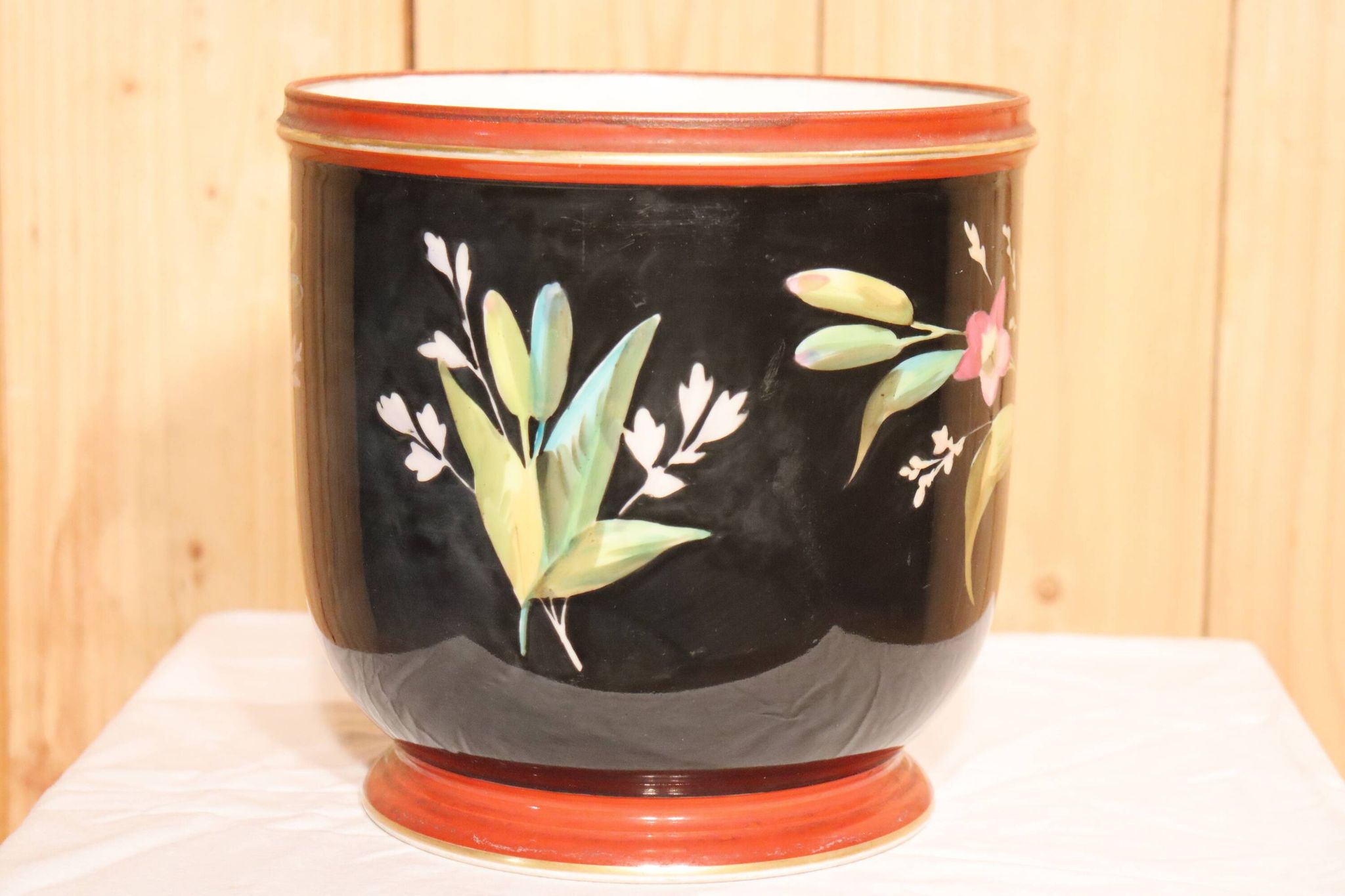 Paris porcelain jardinière decorated with birds and flowers, 19th century