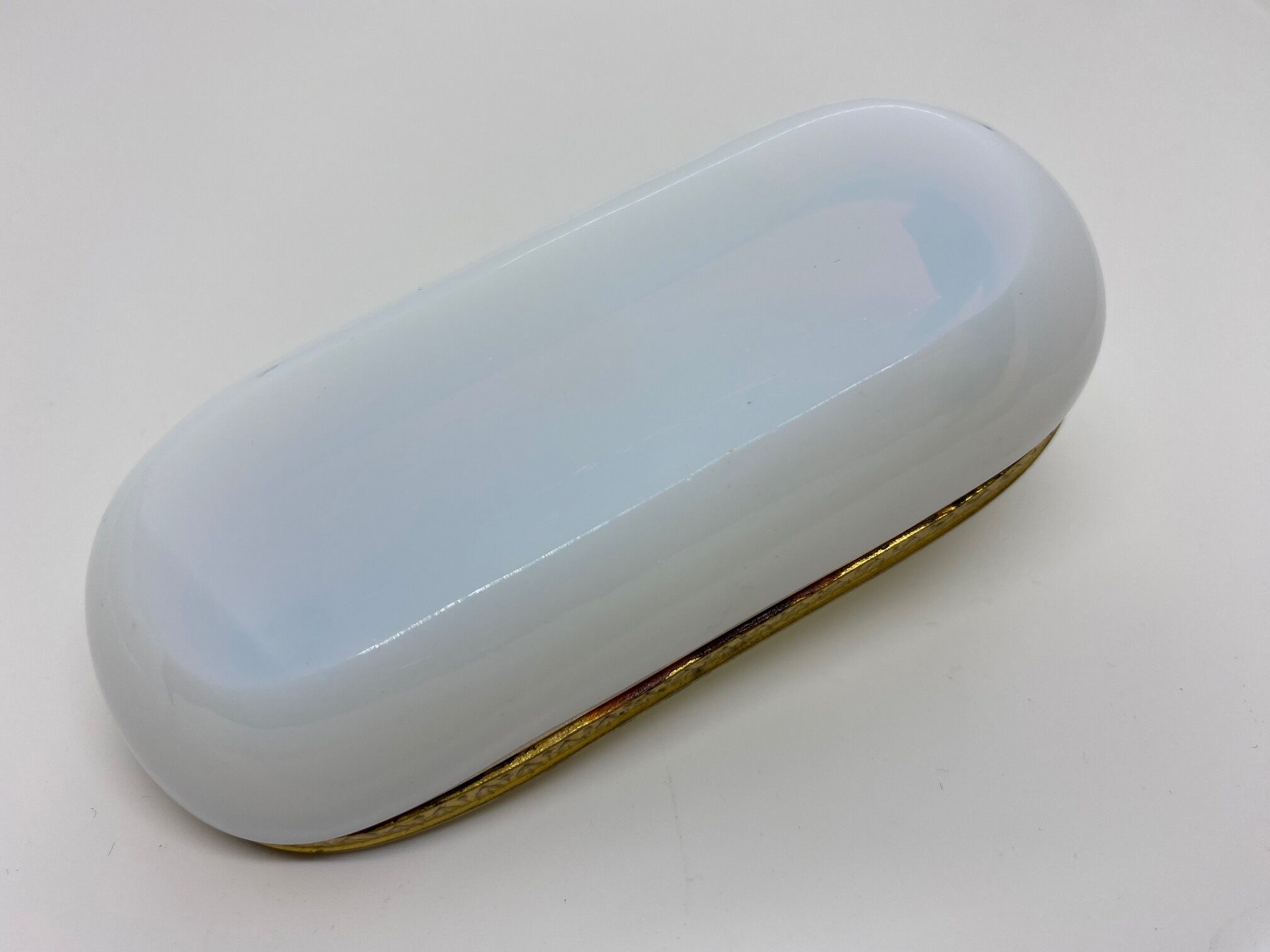 Ashtray in white milky opaline and gilded brass