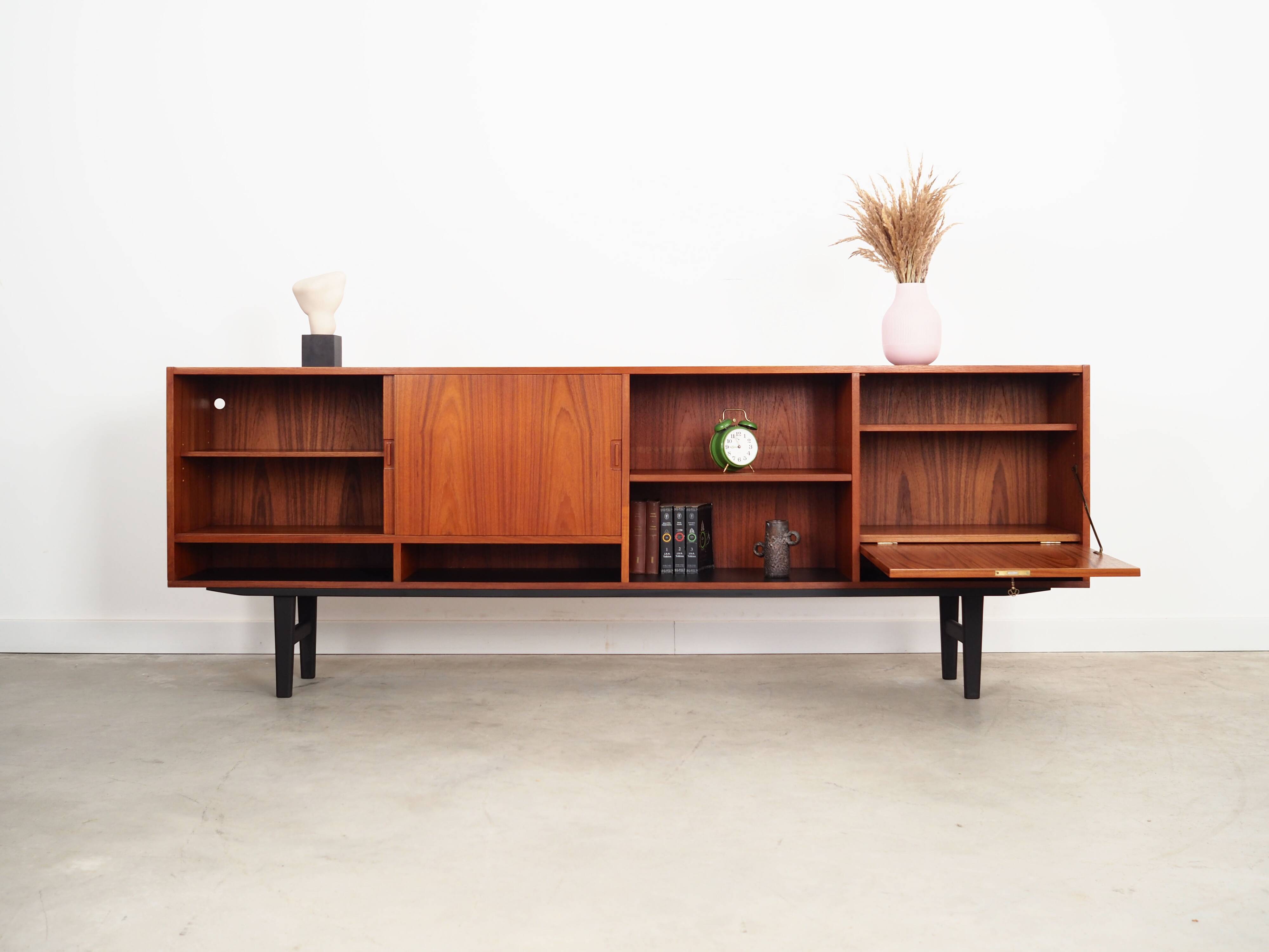 Buffet en teck, design danois, années 1970, production : Danemark
