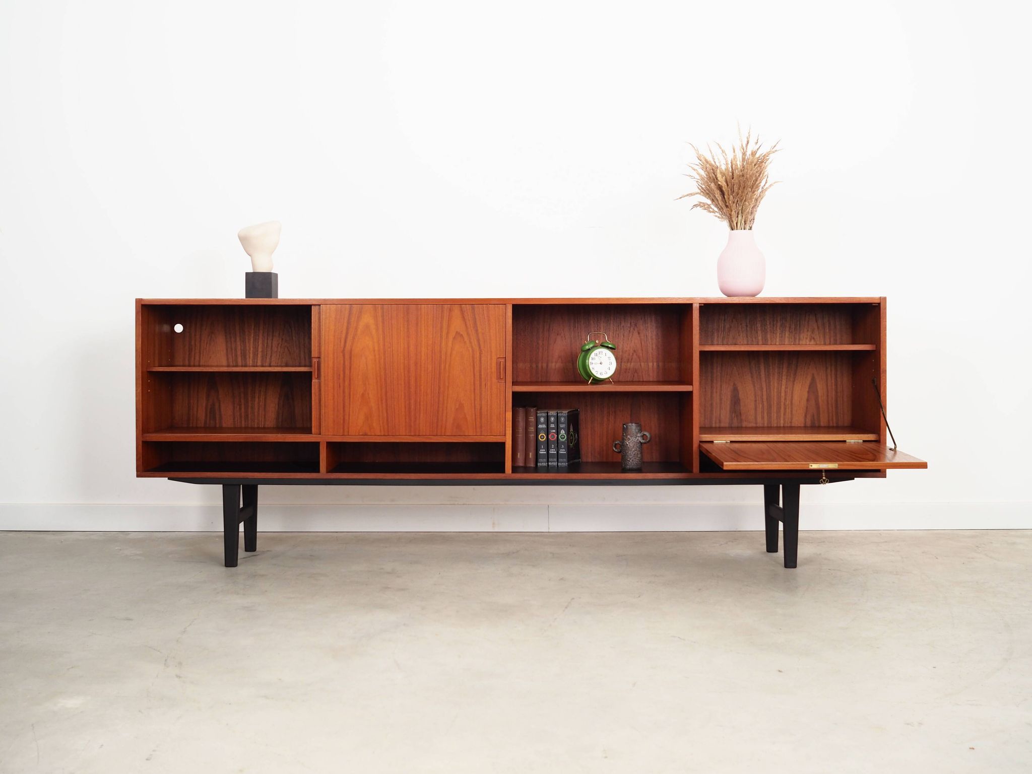 Buffet en teck, design danois, années 1970, production : Danemark
