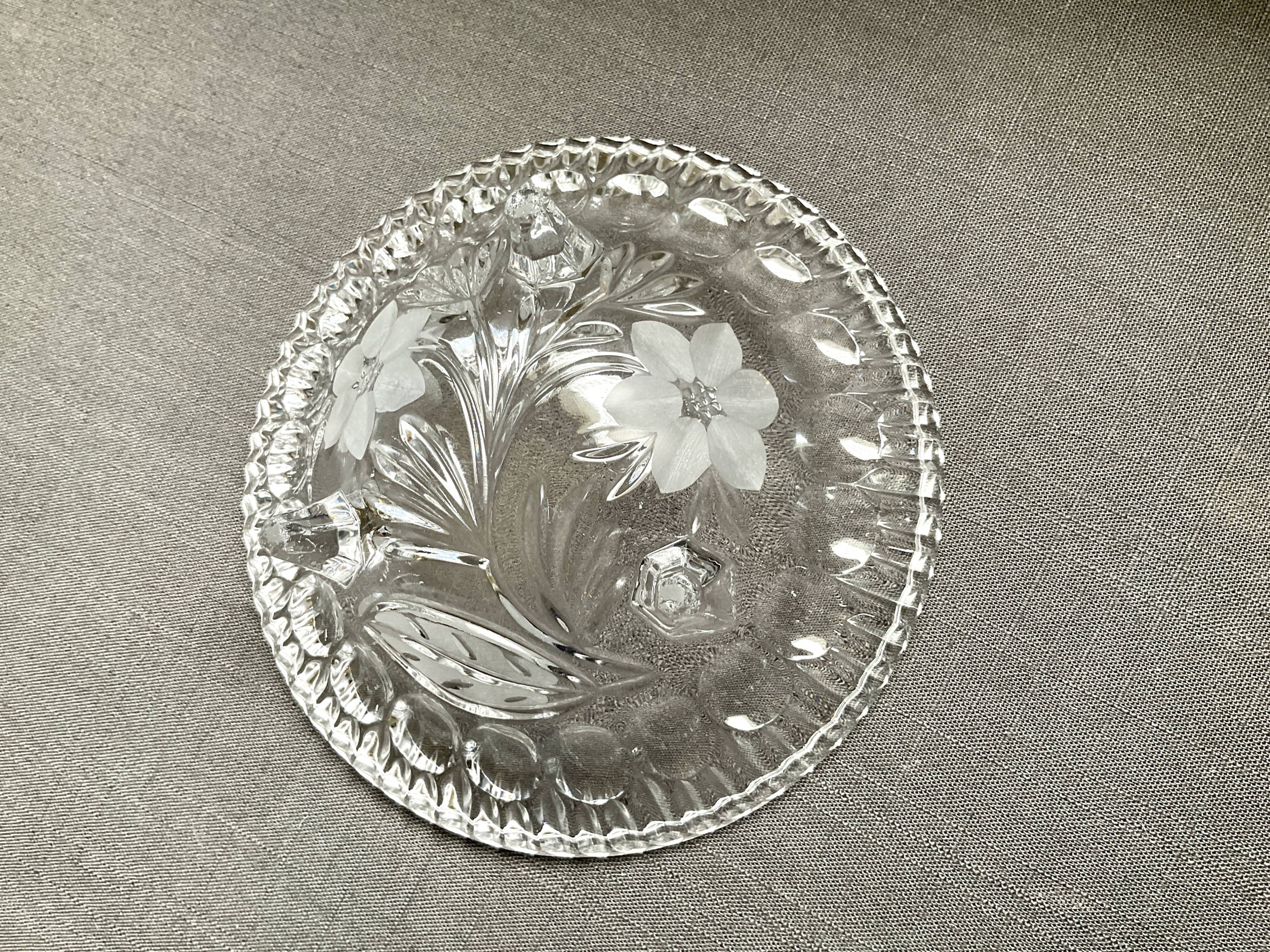 Empty glass pocket on three legs